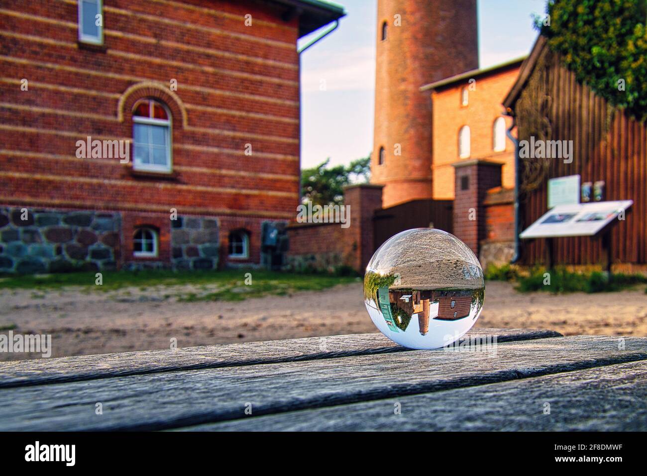 Vedendo attraverso con la sfera di vetro. Il mondo visto attraverso la palla di vetro. Altre prospettive sul Mar Baltico a Zingst. In un bell'atmosfera di luce Foto Stock