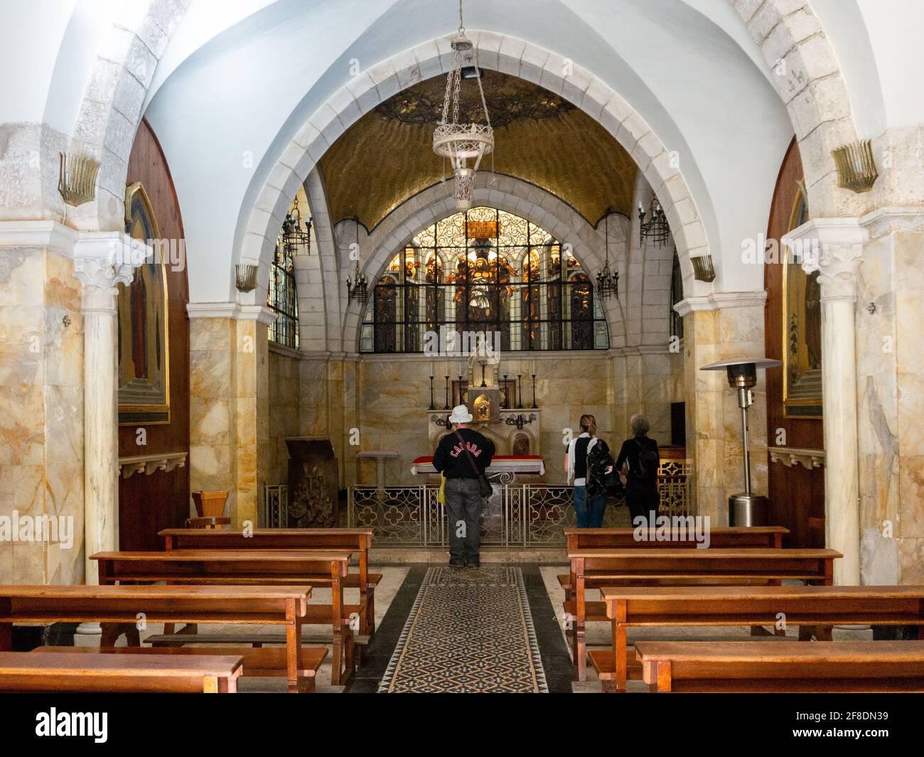 Gerusalemme, Israele - 13 marzo 2018: Turisti che visitano l'interno della Chiesa cattolica. Editoriale Foto Stock