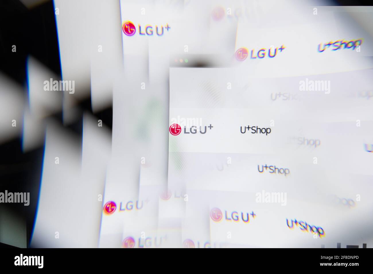 Milano, Italia - 10 APRILE 2021: Logo LG Uplus sullo schermo del computer portatile visto tramite un prisma ottico. Immagine editoriale illustrativa dal sito Web LG Uplus. Foto Stock