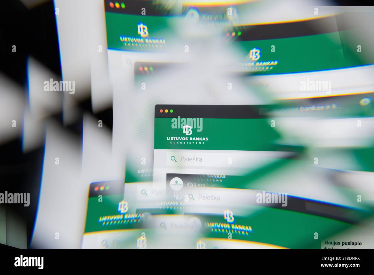 Milano, Italia - 10 APRILE 2021: Logo Lietuvos Bankas sullo schermo del laptop visto attraverso un prisma ottico. Immagine editoriale illustrativa di Lietuvos Bankas Foto Stock