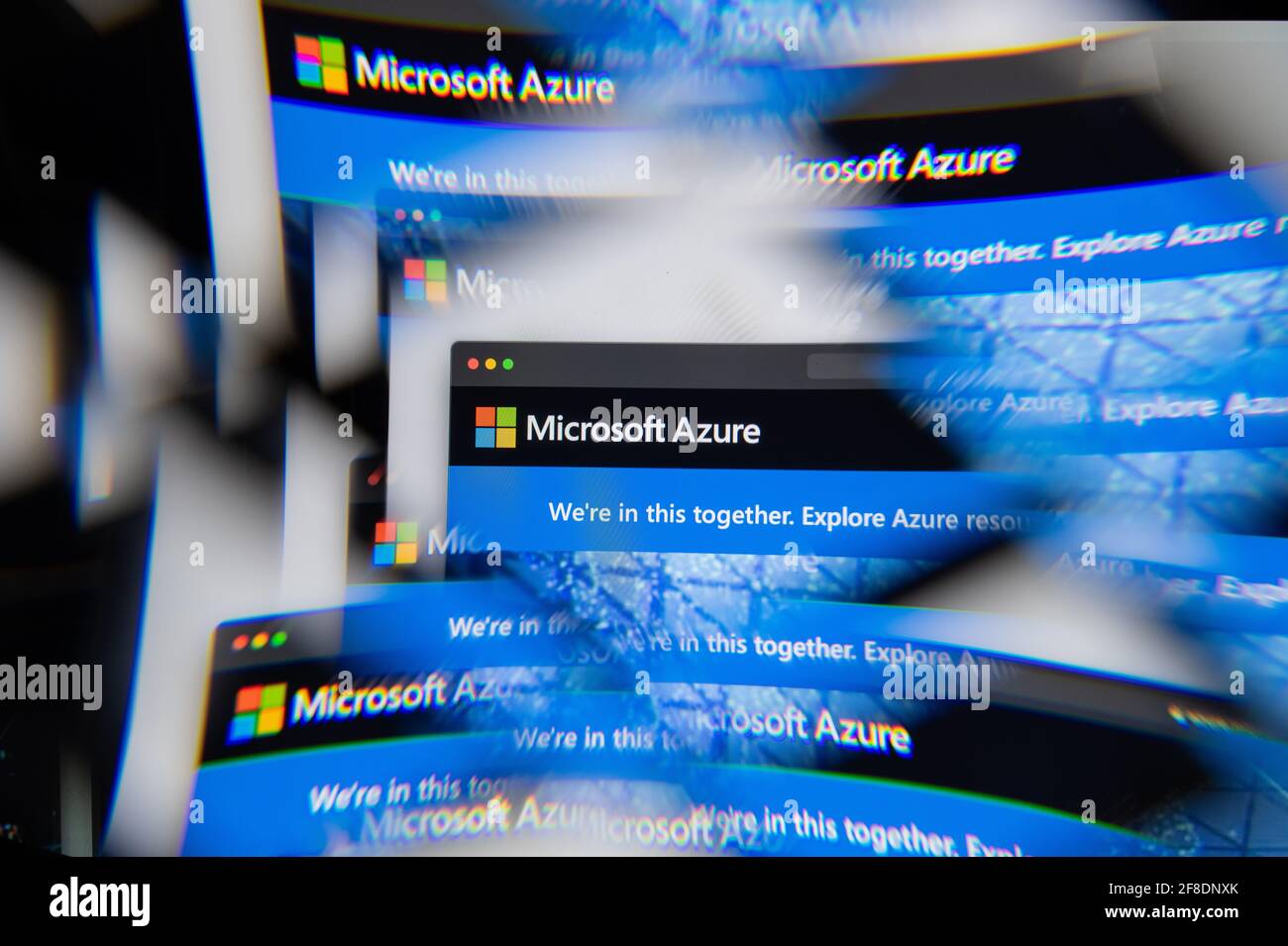 Milano, Italia - 10 APRILE 2021: Logo MICROSOFT AZURE sullo schermo del laptop visto tramite un prisma ottico. Immagine editoriale illustrativa di MICROSOFT AZURE Foto Stock