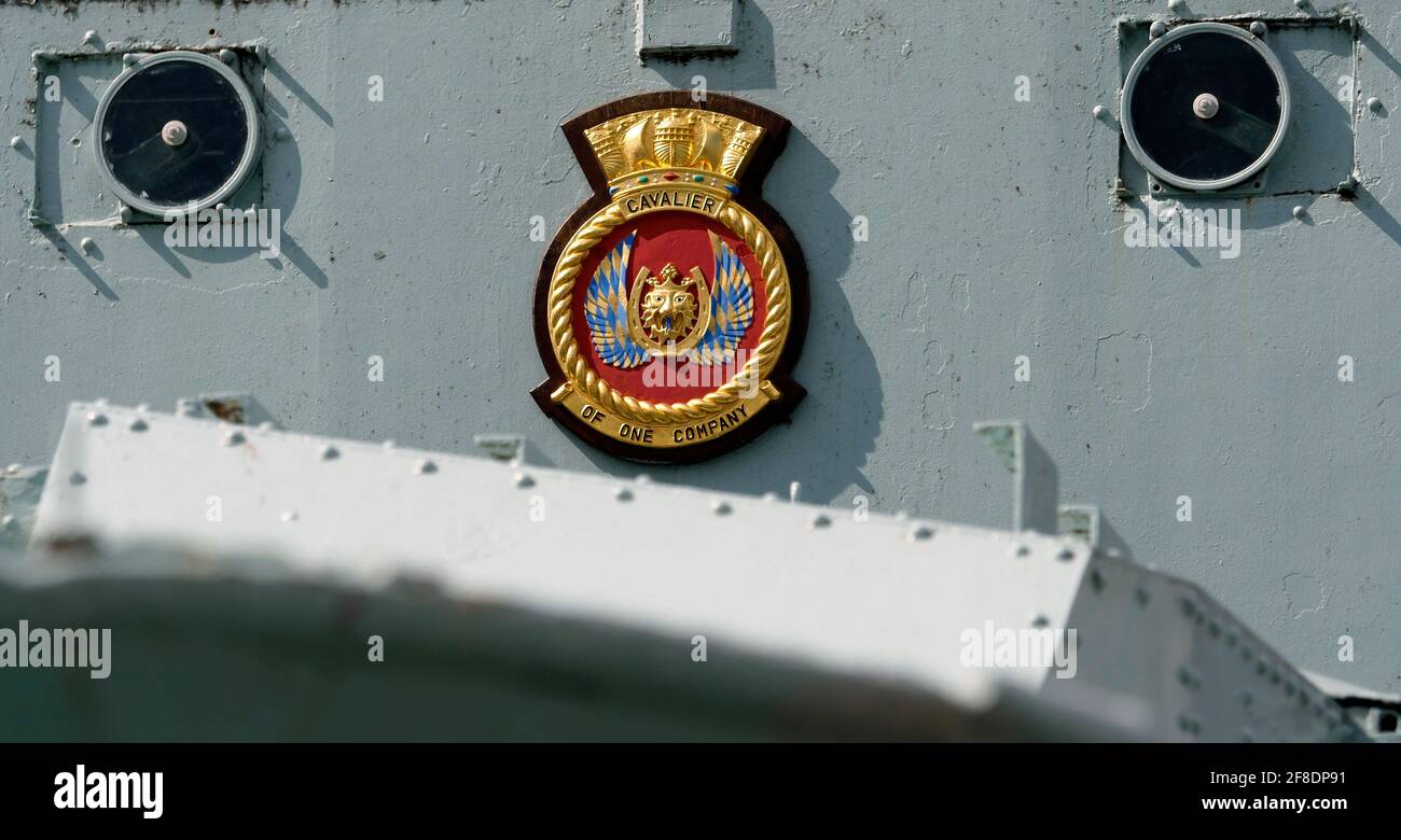 AJAXNETPHOTO. 3 APRILE 2019. CHATHAM, INGHILTERRA. - 75° ANNIVERSARIO DEL CACCIATORPEDINIERE DELLA SECONDA GUERRA MONDIALE - HMS CAVALIER, CACCIATORPEDINIERE DELLA SECONDA GUERRA MONDIALE DELLA CLASSE C, HA CONSERVATO A GALLA IL MOLO DELLA NR 2 PRESSO LO STORICO CANTIERE NAVALE DI CHATHAM. SHIP'S CREST SULLA PARTE ANTERIORE DEL PONTE. PHOTO:JONATHAN EASTLAND/AJAX REF:GX8190304 130 Foto Stock