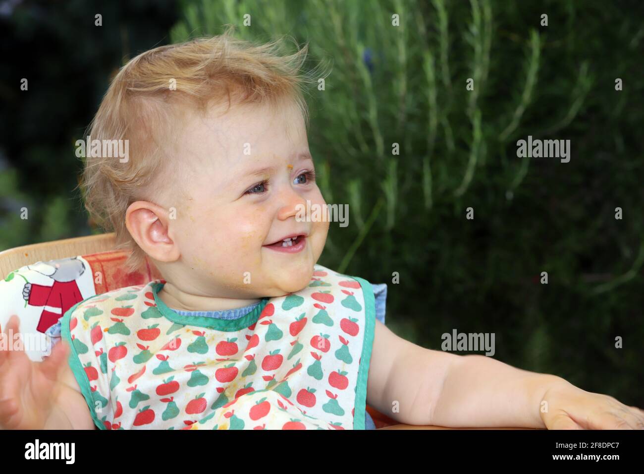Portrait eine kleinen Mädchens mit Esensresten vom Füttern um den Mund Foto Stock