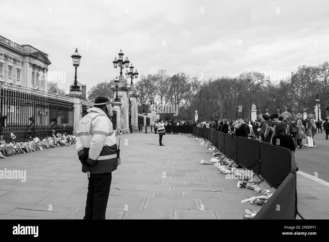 BUCKINGHAM PALACE, LONDRA, INGHILTERRA - 10 aprile 2021: Tributi floreali fuori Buckingham Palace, dopo la morte del principe Filippo un giorno prima Foto Stock