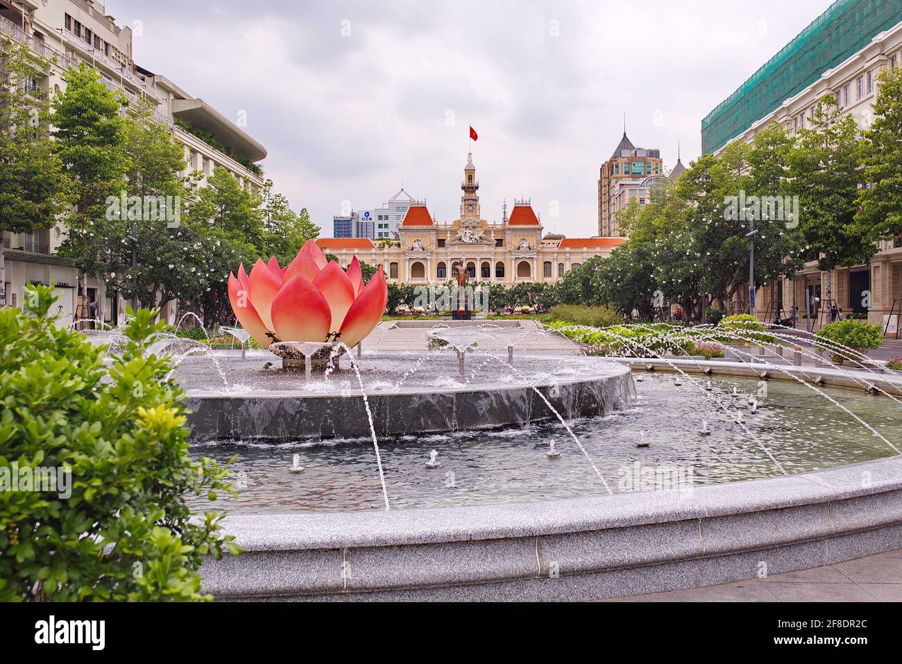 Una giornata nuvolosa a Saigon, scenario presso la fontana in strada pedonale Nguyen Hue Foto Stock