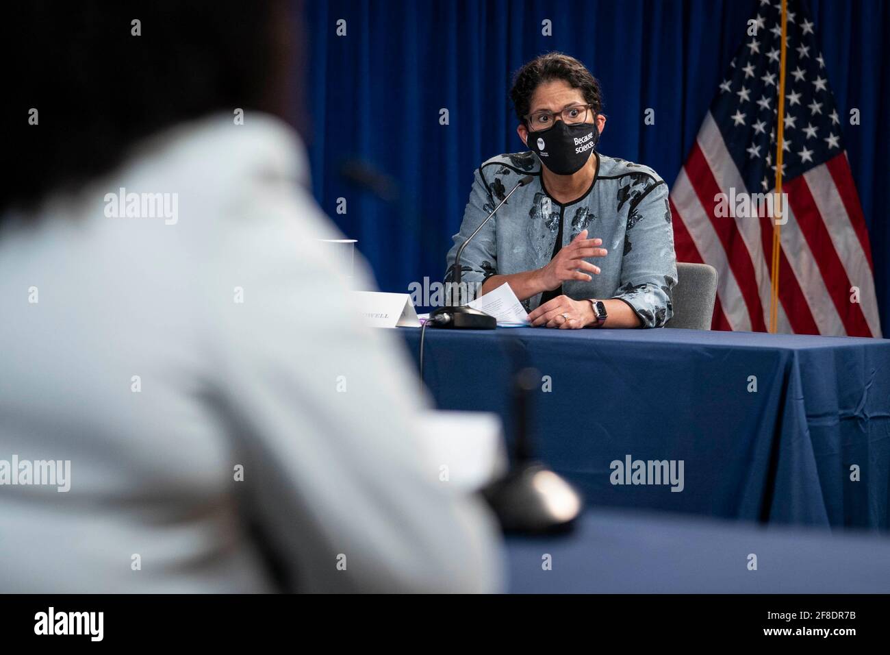 Washington, DC, Stati Uniti. 13 Apr 2021. Dr. Elizabeth A. Howell, MD, MPP, Presidente del Dipartimento di Ostetricia e Ginecologia presso la Perelman School of Medicine dell'Università della Pennsylvania, Parla durante una tavola rotonda sulla salute materna nera ospitata dal Vice Presidente Kamala Harris e dal Consulente della Politica interna della Casa Bianca Susan Rice nell'Auditorium della Corte del Sud a Washington, DC, Stati Uniti, martedì 13 aprile, 2021. Credit: Sarah Silbiger/Pool via CNP | Usage worldwide Credit: dpa/Alamy Live News Foto Stock