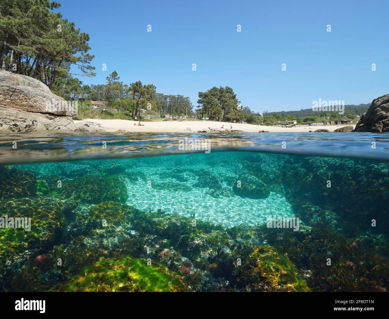 Spiaggia sulla costa atlantica in Spagna, Galizia, vista su e sotto la superficie dell'acqua, Pontevedra provincia, Bueu, Area de Bon Foto Stock