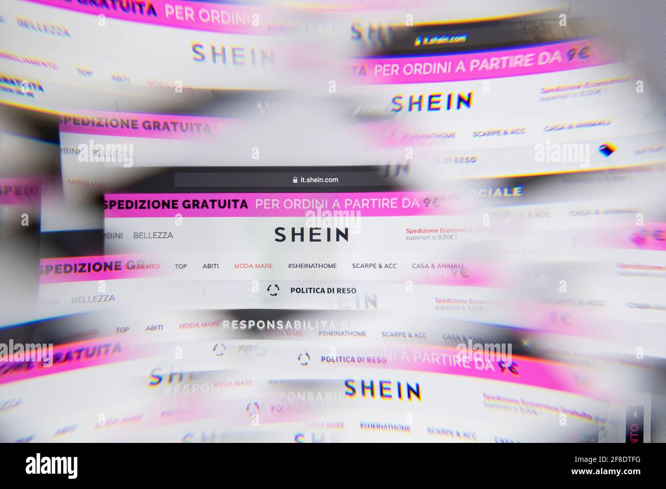 Milano, Italia - 10 APRILE 2021: Logo Shein sullo schermo del laptop visto  attraverso un prisma ottico. Immagine editoriale illustrativa dal sito di  Shein Foto stock - Alamy