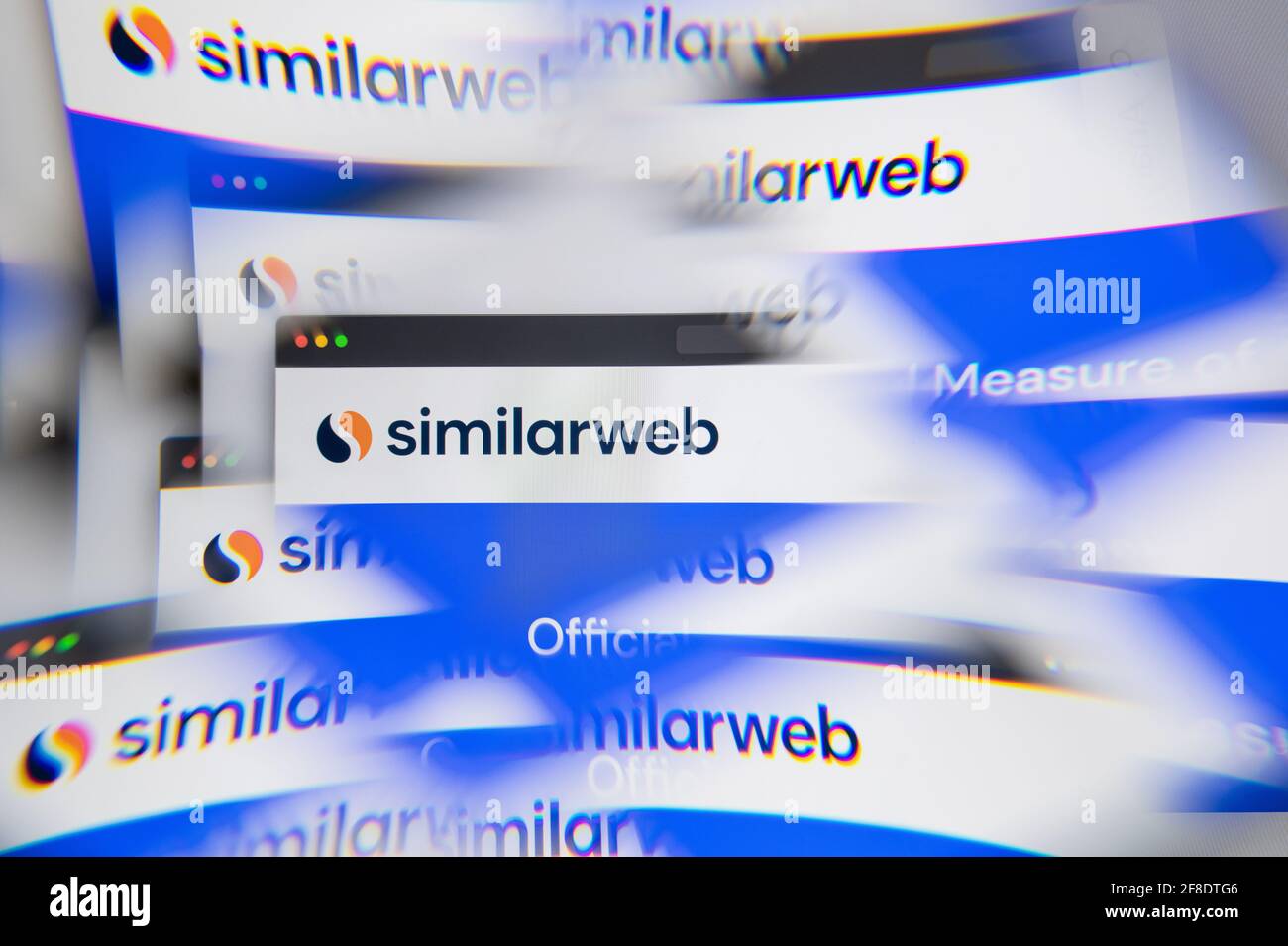 Milano, Italia - 10 APRILE 2021: Logo SimilarWeb sullo schermo del laptop visto tramite un prisma ottico. Immagine editoriale illustrativa dal sito Web di SimilarWeb. Foto Stock