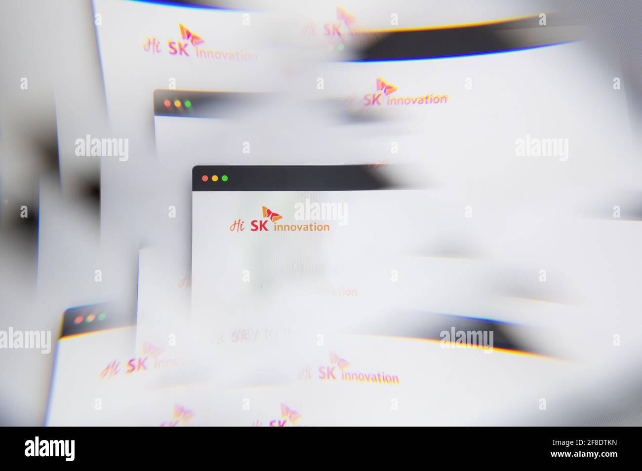 Milano, Italia - 10 APRILE 2021: Logo SK Innovation sullo schermo del laptop visto tramite un prisma ottico. Immagine editoriale illustrativa dei siti web di SK Innovation Foto Stock