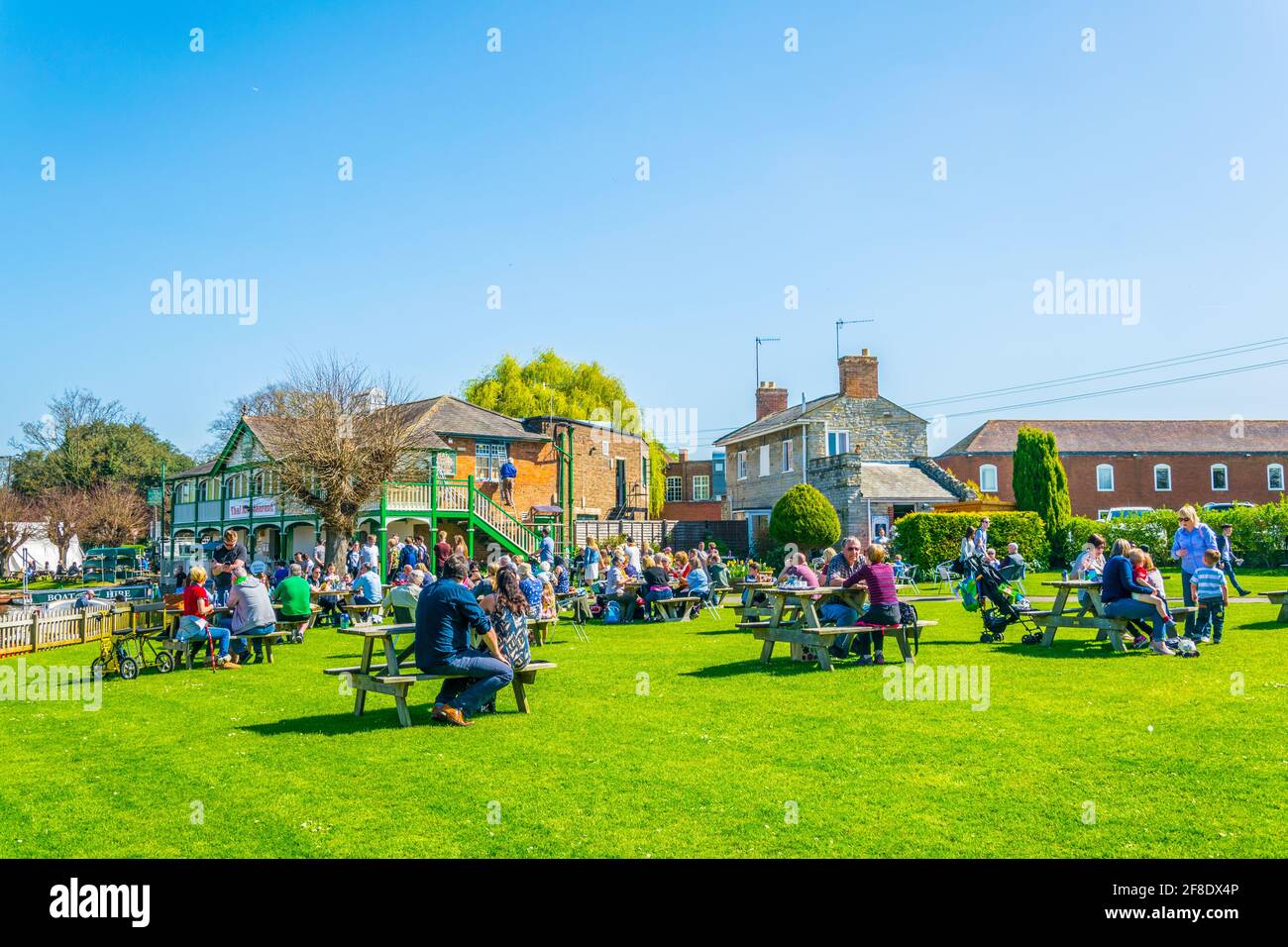 STRATFORD UPON AVON, REGNO UNITO, 8 APRILE 2017: Le persone stanno facendo un picnic su un prato a Stratford Upon Avon, Inghilterra Foto Stock