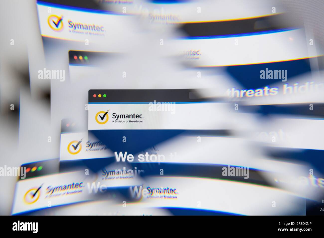 Milano, Italia - 10 APRILE 2021: Il logo Symantec sullo schermo del laptop viene visualizzato tramite un prisma ottico. Immagine editoriale illustrativa dal sito Web Symantec. Foto Stock