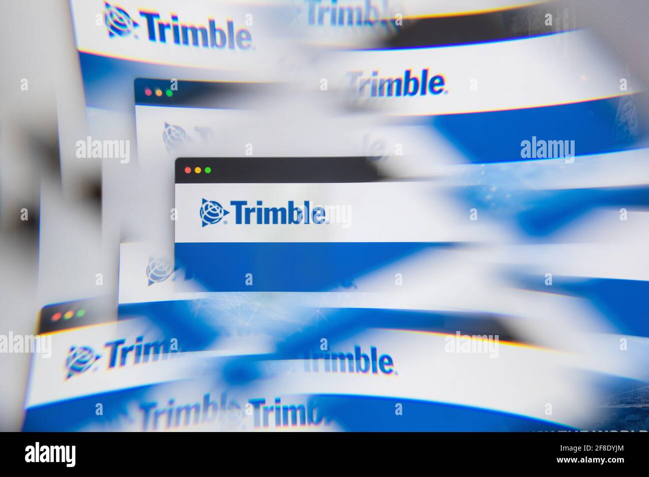 Milano, Italia - 10 APRILE 2021: Logo Trimble Navigation sullo schermo del laptop visto attraverso un prisma ottico. Immagine editoriale illustrativa di Trimble Navig Foto Stock