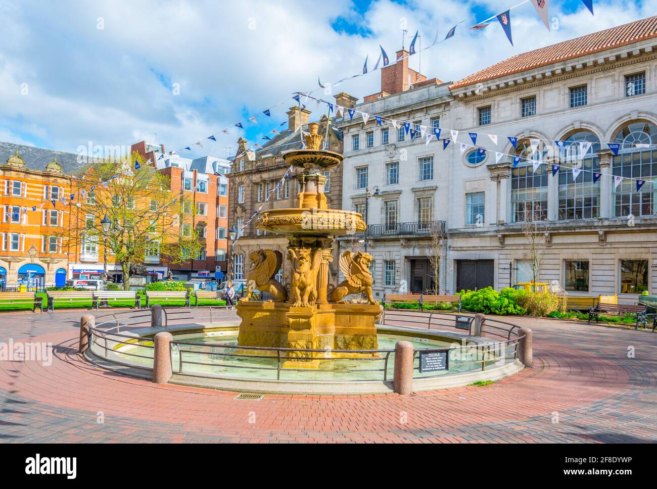 LEICESTER, REGNO UNITO, 10 APRILE 2017: Vista di una piazza di fronte al municipio di Leicester, Inghilterra Foto Stock