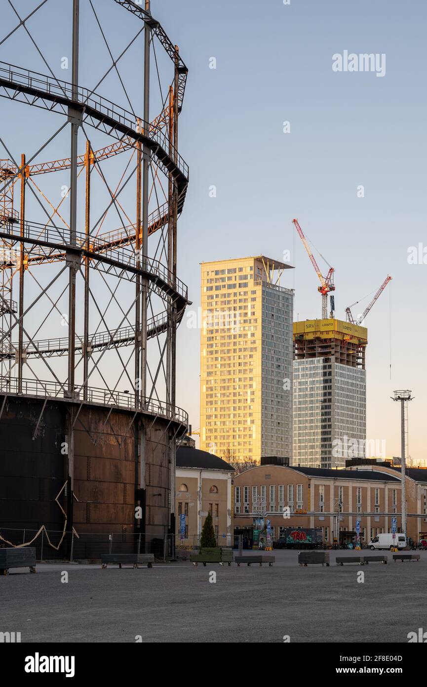 Helsinki / Finlandia - 21 aprile 2020. Due grattacieli, Majakka e Loisto, in costruzione nel quartiere residenziale di Kalasatama. Potenza a gas decommissionata Foto Stock