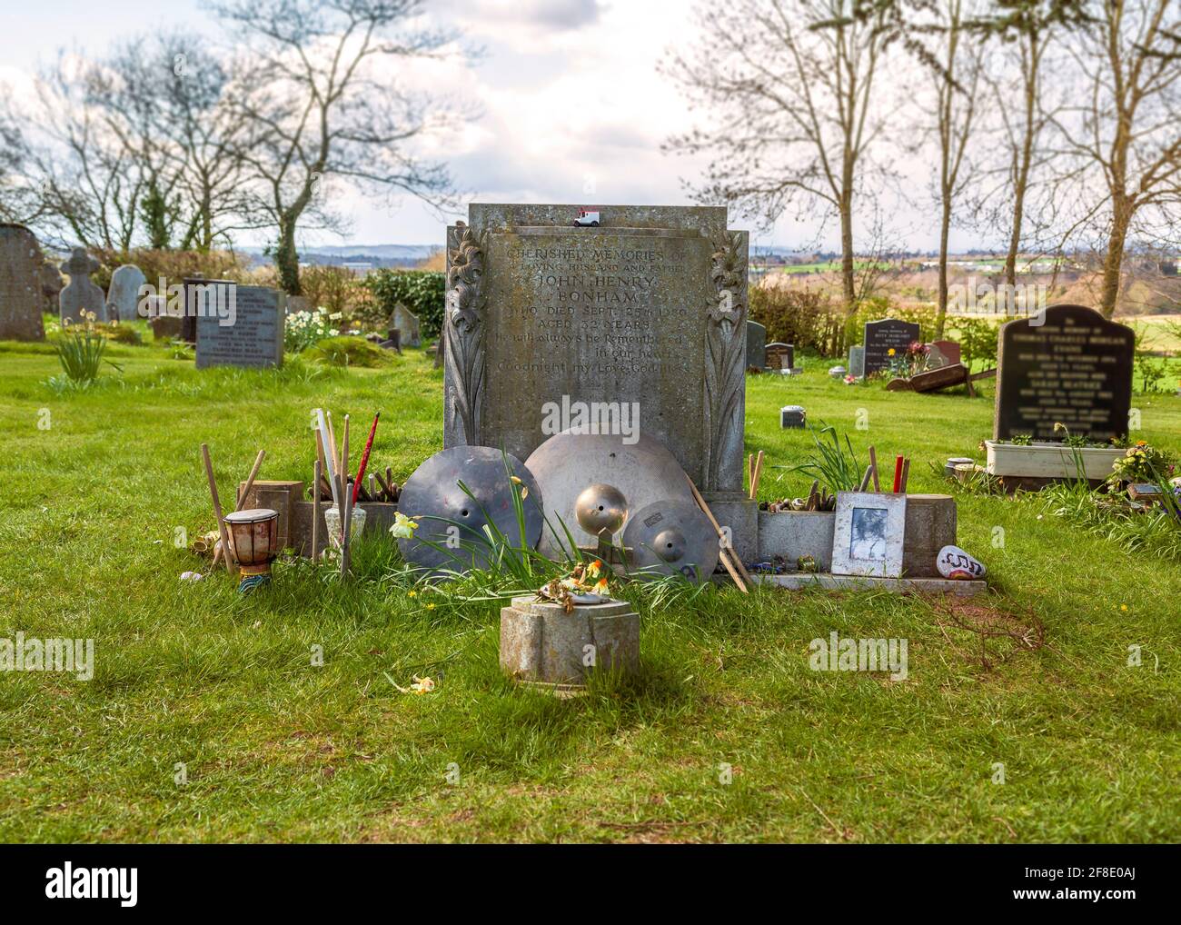 Luogo di riposo finale del batterista LED Zeppelin John Bonham alla chiesa di Rushock nel Worcestershire. Foto Stock