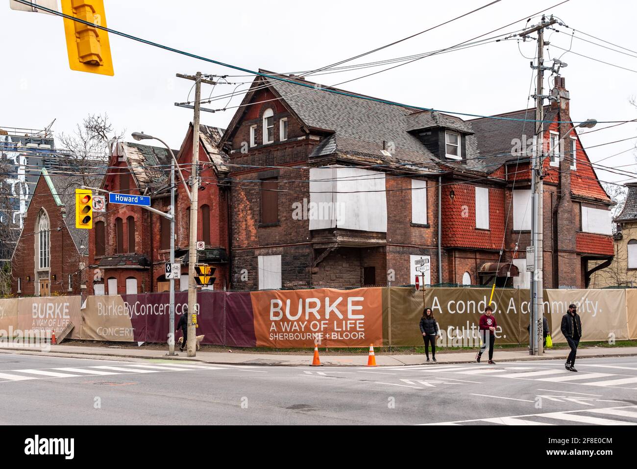 Edifici vittoriani coloniali condannati a demolire così un nuovo grattacielo Con i condomini possono essere costruiti nell'intersezione di Sherbourne E Bloor Stree Foto Stock