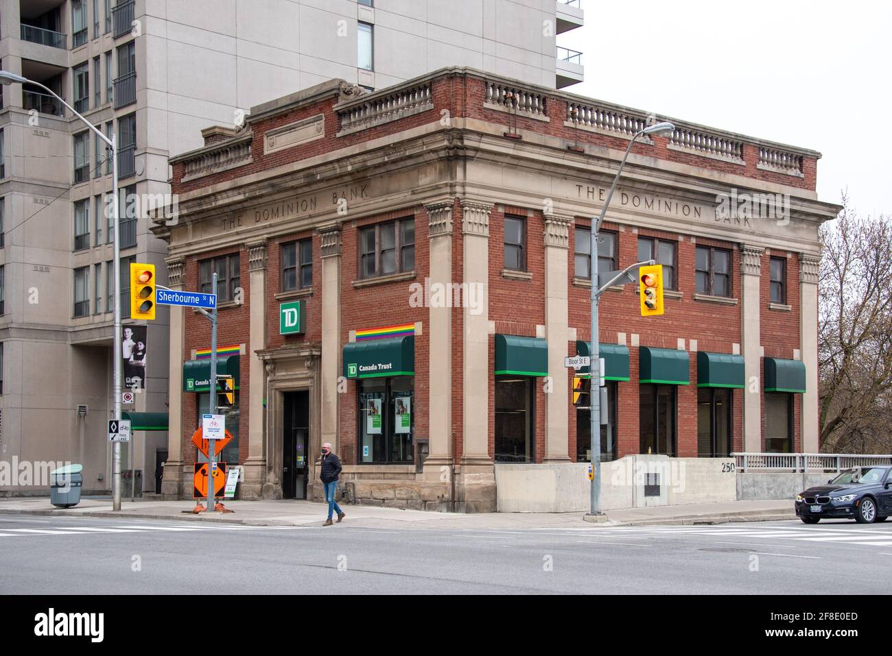 Edifici di architettura in stile coloniale nelle vicinanze di Bloor e Sherbourne Street intersezione a Toronto, Canada Foto Stock