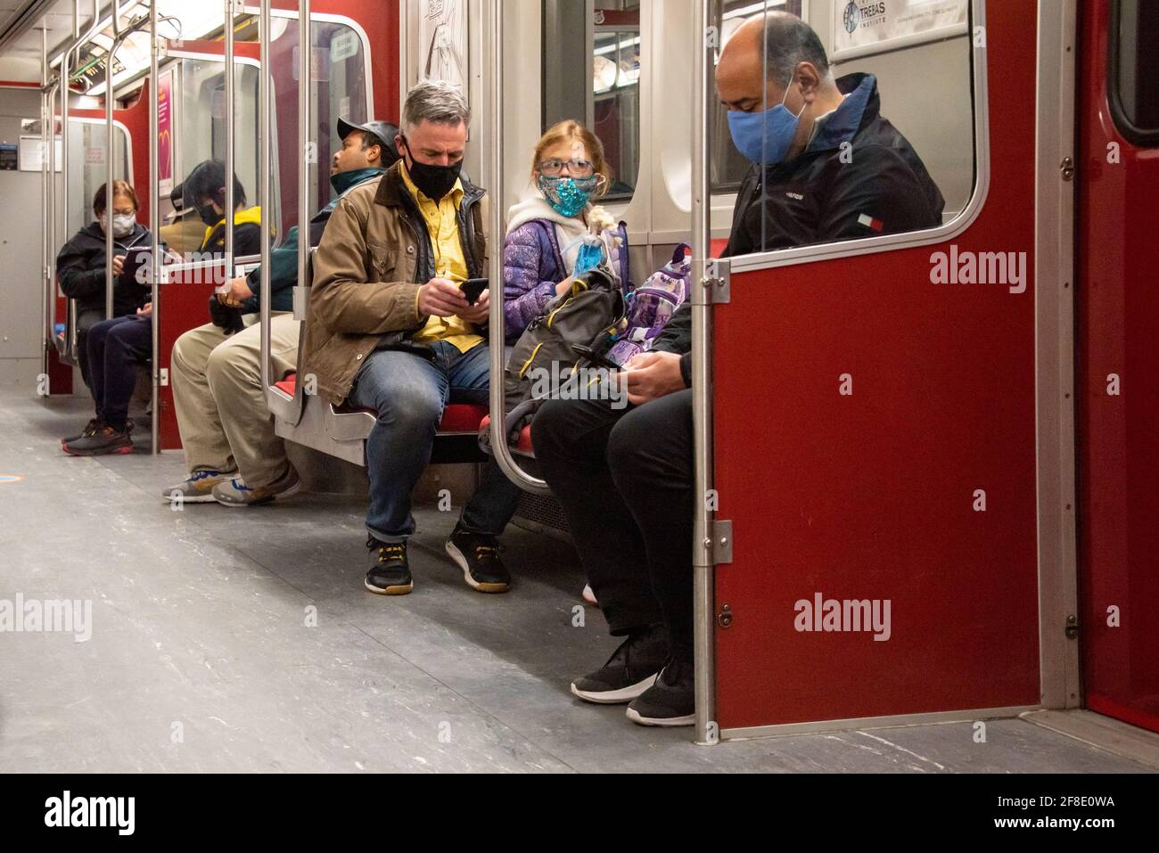 I passeggeri della metropolitana TTC della linea Bloor indossano maschere facciali di protezione a causa della pandemia di Covid-19 a Toronto, Canada Foto Stock