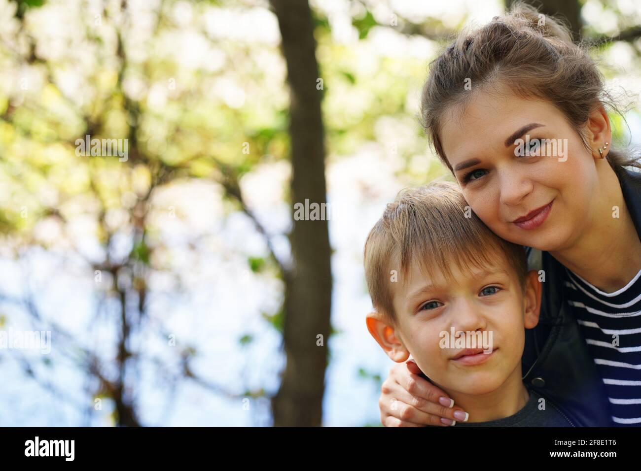 Ritratto di madre e suo figlio a piedi in campagna. Primo piano di giovane donna con bambino in natura Foto Stock