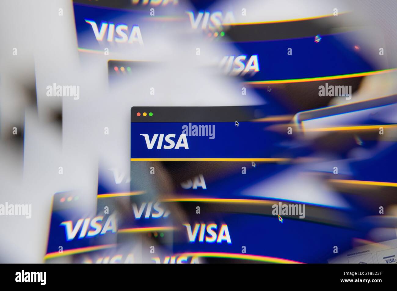 Milano, Italia - 10 APRILE 2021: Il logo VISA sullo schermo del laptop viene visualizzato tramite un prisma ottico. Immagine editoriale illustrativa dal sito WEB DI VISA. Foto Stock
