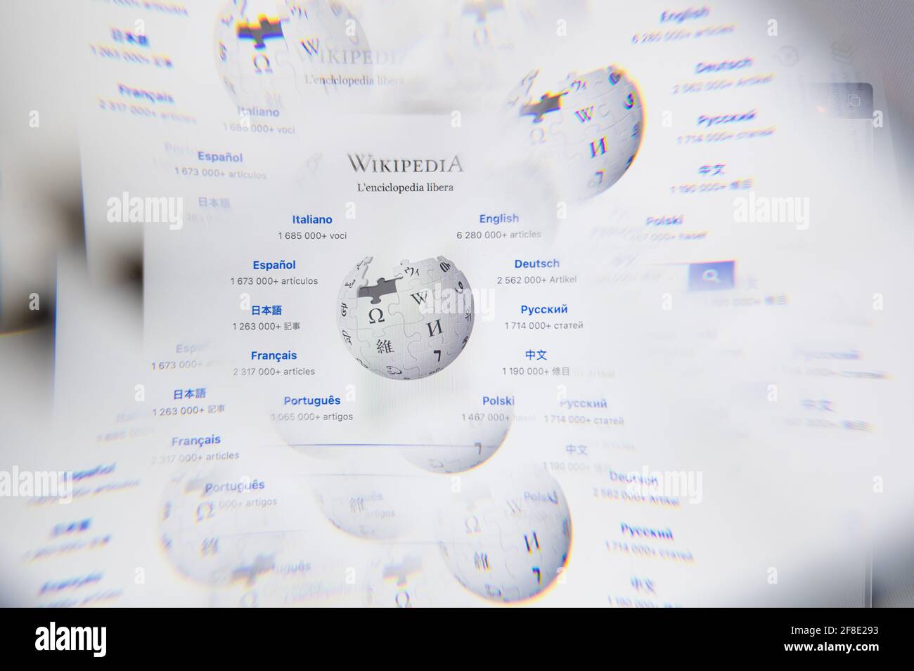 Milano, Italia - 10 APRILE 2021: Il logo di Wikipedia sullo schermo del computer portatile visto attraverso un prisma ottico. Immagine editoriale illustrativa dal sito di Wikipedia. Foto Stock
