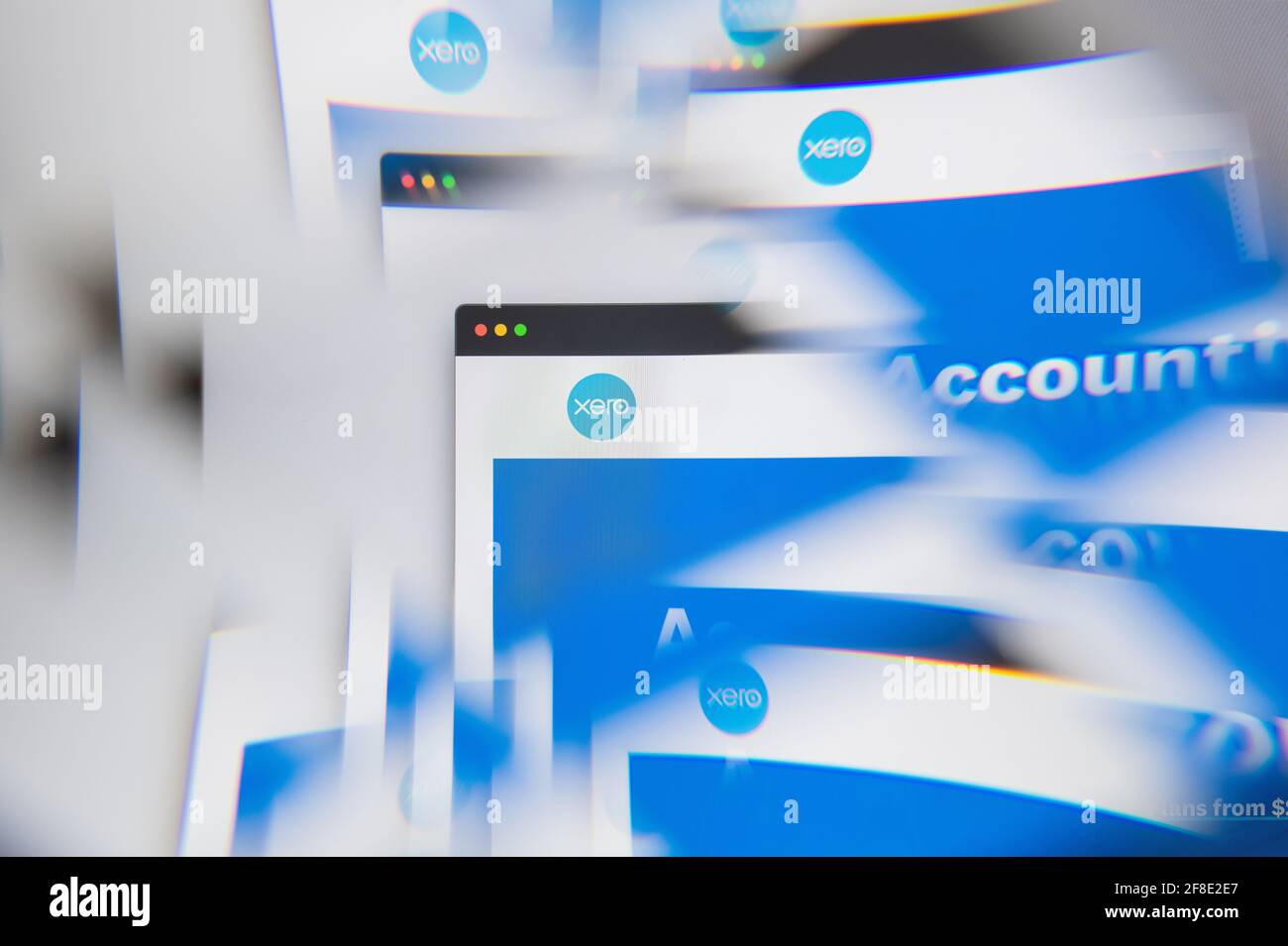 Milano, Italia - 10 APRILE 2021: Logo Xero sullo schermo del laptop visto tramite un prisma ottico. Immagine editoriale illustrativa dal sito Xero. Foto Stock