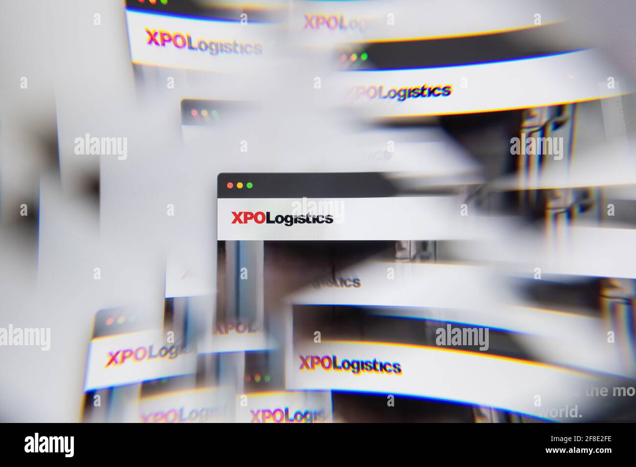 Milano, Italia - 10 APRILE 2021: Logo XPO Logistics sullo schermo del laptop visto attraverso un prisma ottico. Immagine editoriale illustrativa dei siti Web di XPO Logistics Foto Stock