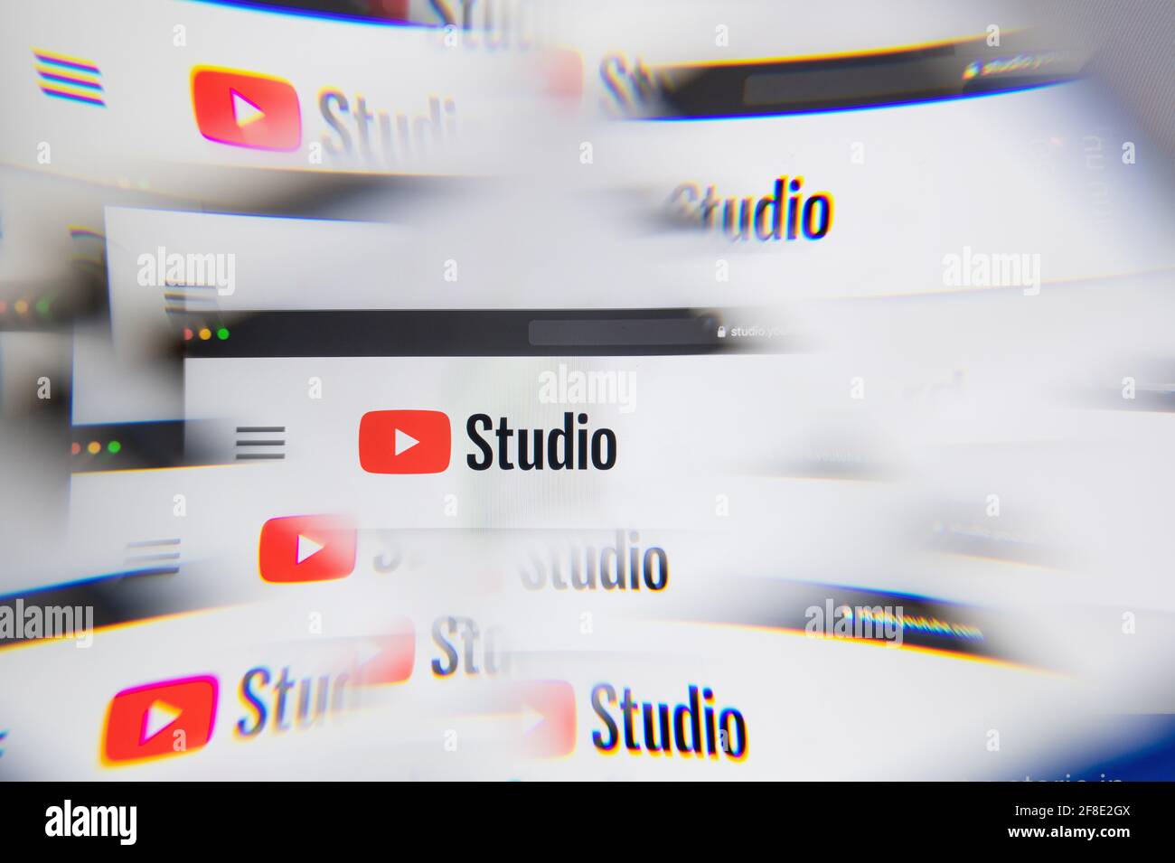 Milano, Italia - 10 APRILE 2021: Il logo di YouTube Studio sullo schermo del laptop viene visualizzato tramite un prisma ottico. Immagine editoriale illustrativa di YouTube Studio We Foto Stock