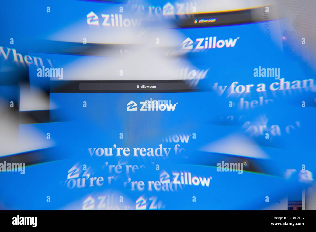 Milano, Italia - 10 APRILE 2021: Il logo Zillow sullo schermo del computer portatile visto attraverso un prisma ottico. Immagine editoriale illustrativa dal sito web di Zillow. Foto Stock