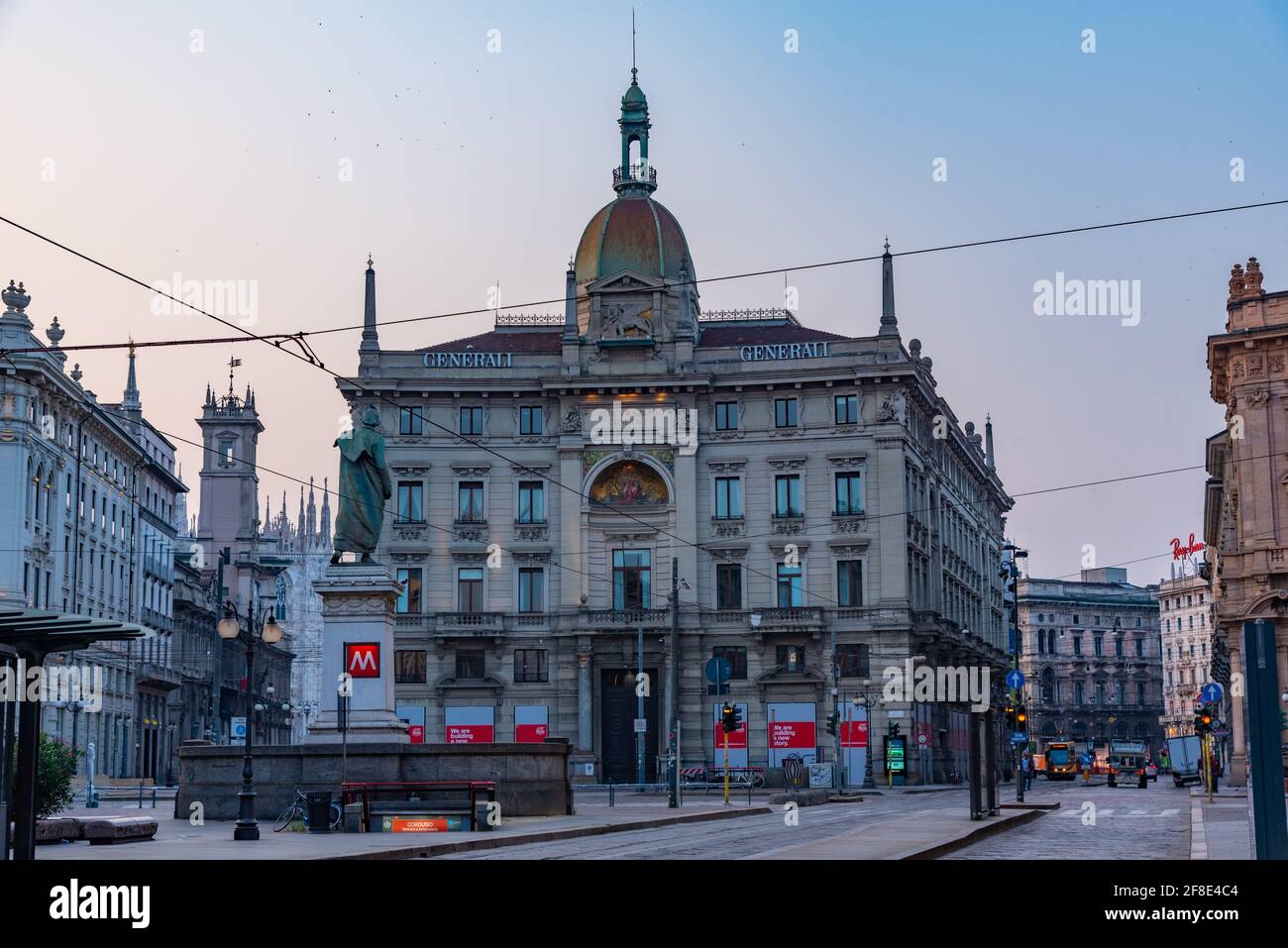 MILANO, ITALIA, 20 LUGLIO 2019: Vista all'alba di piazza Cordusio a Milano Foto Stock