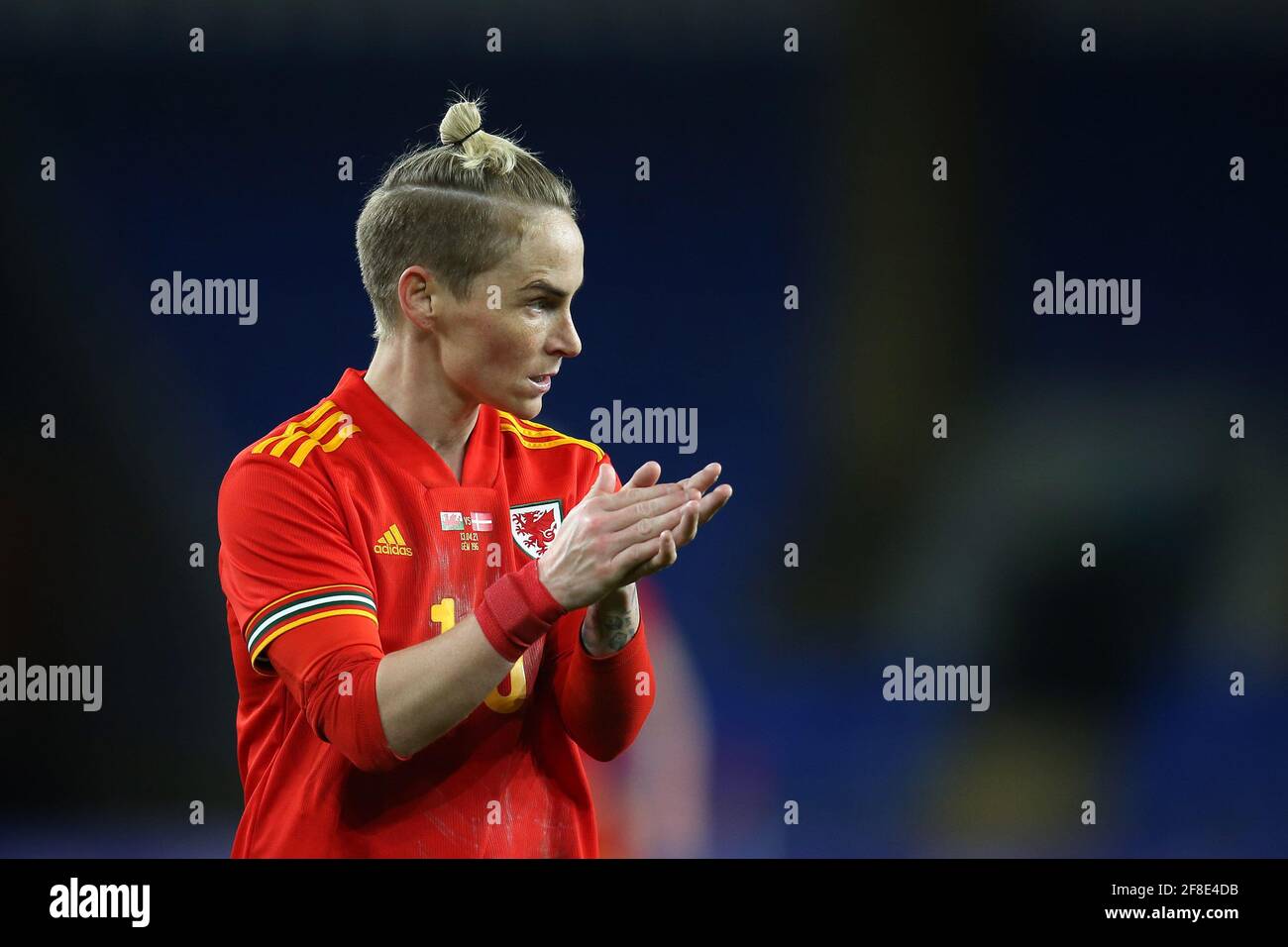 Cardiff, Regno Unito. 13 Apr 2021. Jess Fishlock di donne del Galles guarda sopra. Donne del Galles contro donne della Danimarca, incontro internazionale di calcio amichevole al Cardiff City Stadium di Cardiff martedì 13 aprile 2021. Solo per uso editoriale, foto di Andrew Orchard/Andrew Orchard sports photography/Alamy Live news Credit: Andrew Orchard sports photography/Alamy Live News Foto Stock