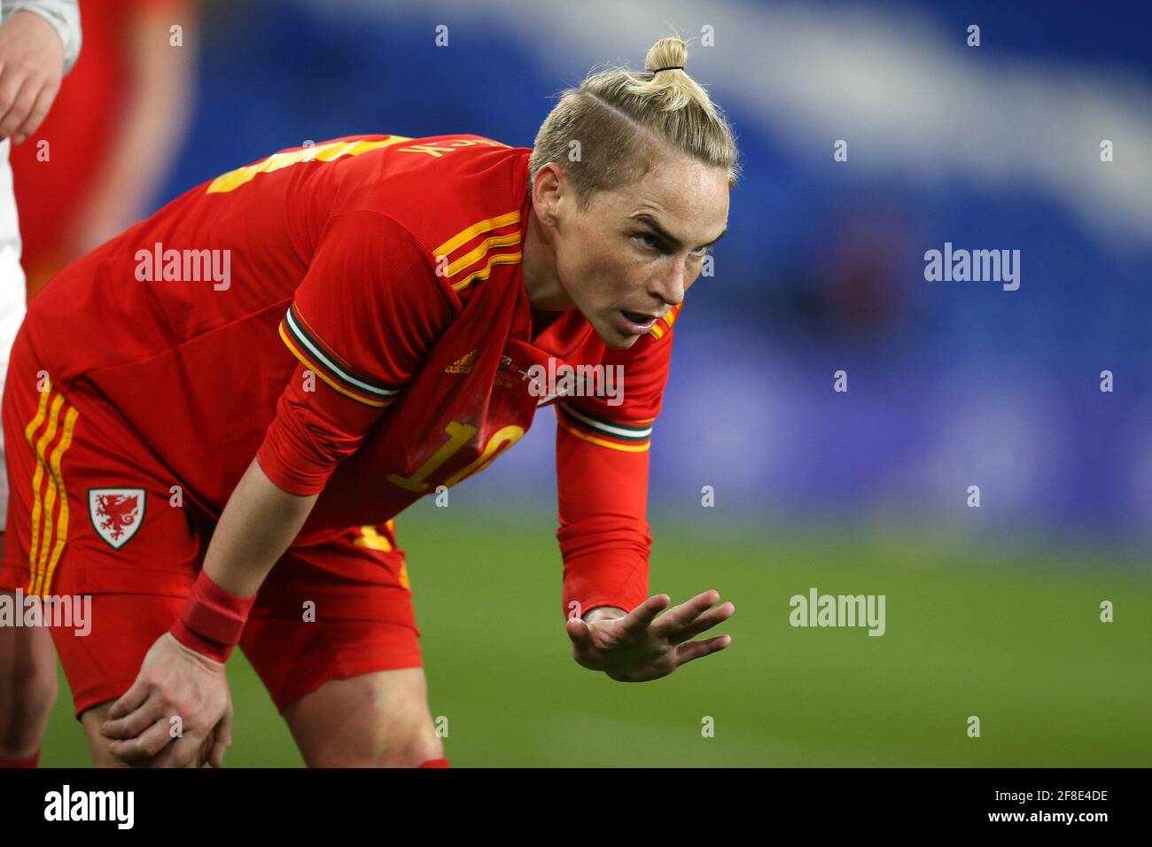 Cardiff, Regno Unito. 13 Apr 2021. Jess Fishlock di donne del Galles guarda sopra. Donne del Galles contro donne della Danimarca, incontro internazionale di calcio amichevole al Cardiff City Stadium di Cardiff martedì 13 aprile 2021. Solo per uso editoriale, foto di Andrew Orchard/Andrew Orchard sports photography/Alamy Live news Credit: Andrew Orchard sports photography/Alamy Live News Foto Stock