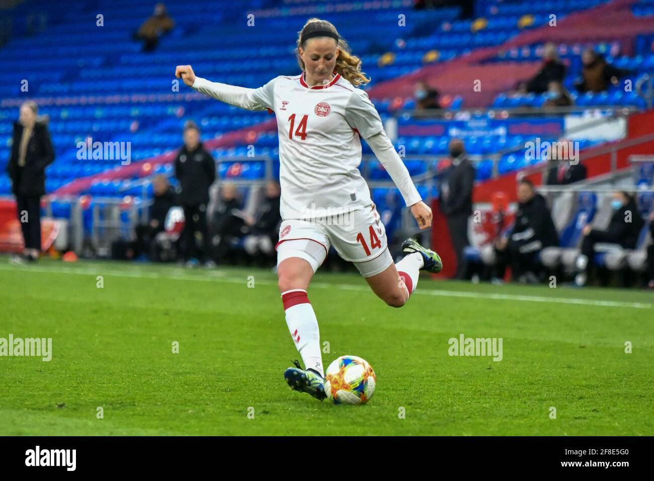 Cardiff, Galles. 13 aprile 2021. Nicoline Sørensen di Danimarca le donne attraversano la palla durante la partita di amicizia internazionale delle donne tra Galles e Danimarca al Cardiff City Stadium di Cardiff, Galles, Regno Unito, il 13 aprile 2021. Credit: Duncan Thomas/Majestic Media/Alamy Live News. Foto Stock Cardiff, Galles. 13 aprile 2021. Nicoline Sørensen di Danimarca le donne attraversano la palla durante la partita di amicizia internazionale delle donne tra Galles e Danimarca al Cardiff City Stadium di Cardiff, Galles, Regno Unito, il 13 aprile 2021. Credit: Duncan Thomas/Majestic Media/Alamy Live News. Foto Stock