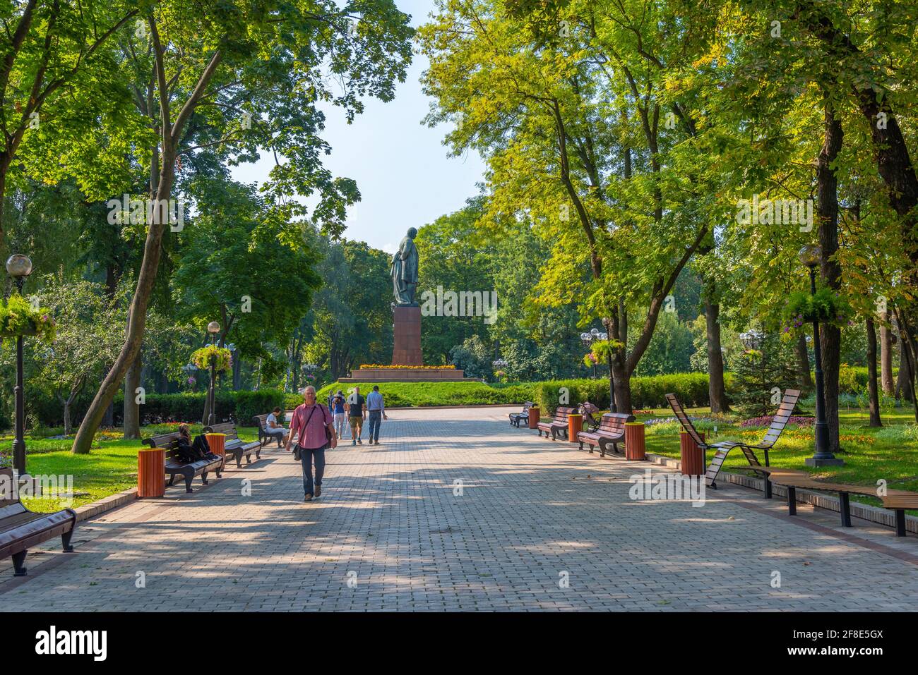 KIEV, UCRAINA, 31 AGOSTO 2019: La gente sta passeggiando attraverso il parco di Taras Shevchenko a Kiev, Ucraina Foto Stock