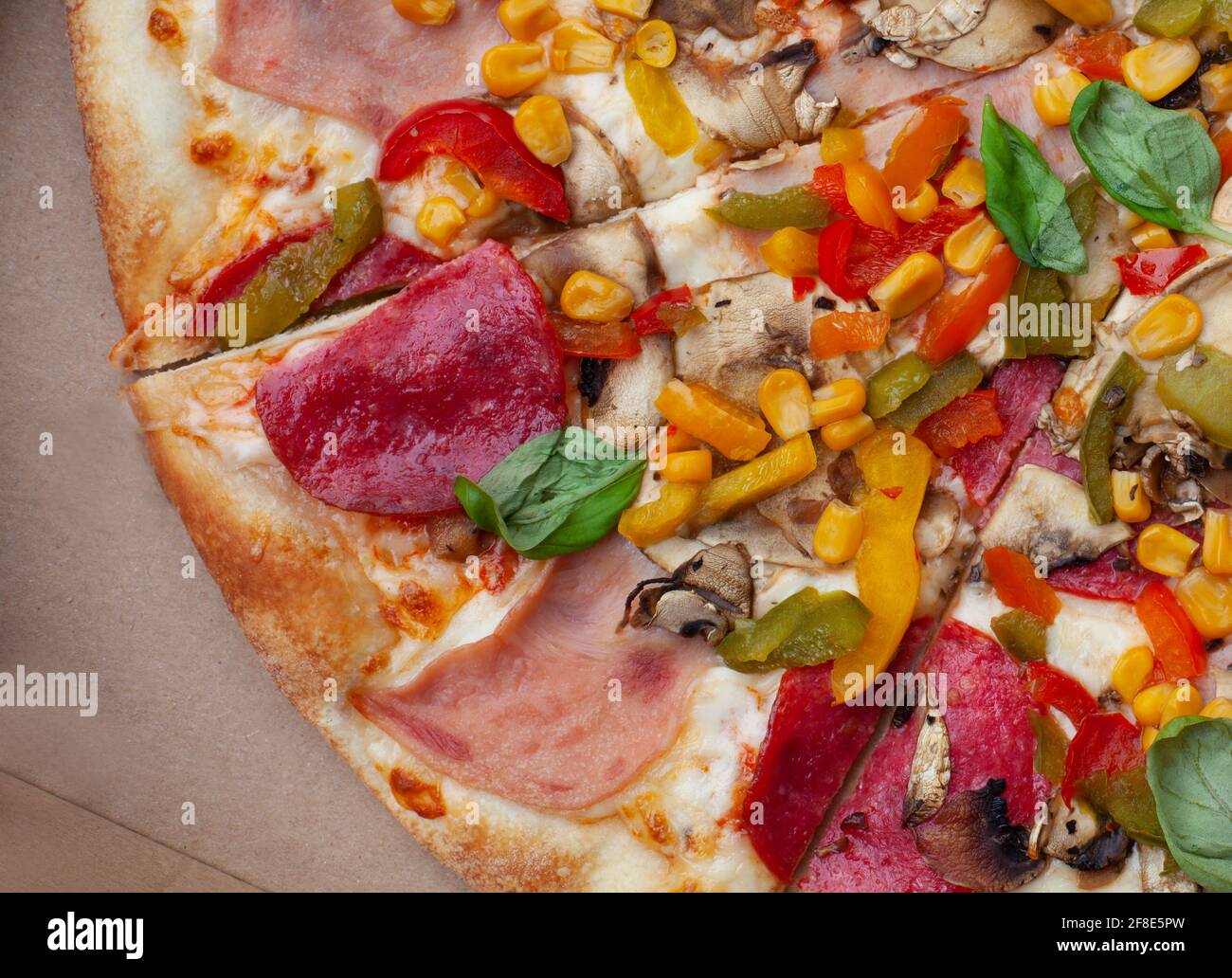 Pizza, primo piano - vista dall'alto. Bei colori Foto Stock