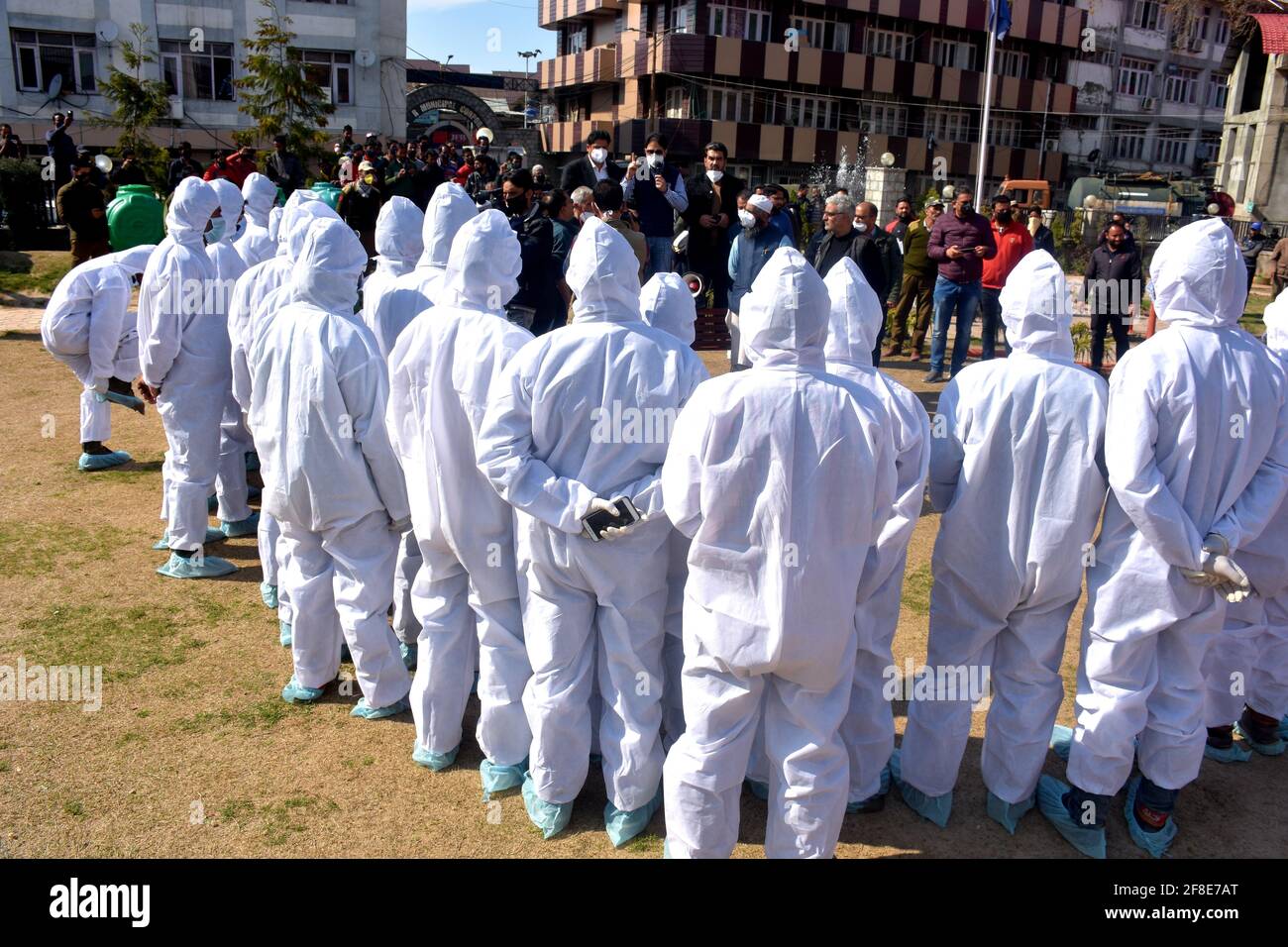 Srinagar, Jammu e kashmir India 07 agosto 2020. Veicoli piccoli e grandi città e strade sanitizzanti durante il blocco coronavirus. Uomini vestiti kit ar Foto Stock