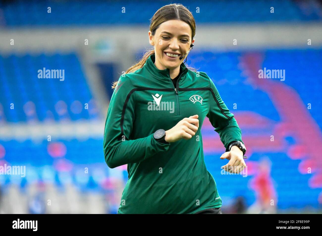 Cardiff, Galles. 13 aprile 2021. L'assistente di riferimento Emily Carney si sta riscaldando prima della partita di amicizia internazionale femminile tra Galles e Danimarca al Cardiff City Stadium di Cardiff, Galles, Regno Unito, il 13 aprile 2021. Credit: Duncan Thomas/Majestic Media/Alamy Live News. Foto Stock