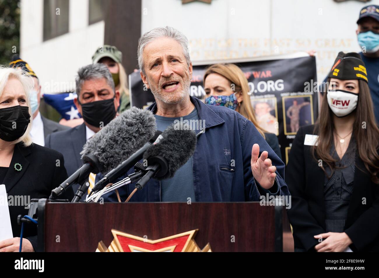 Jon Stewart parla ad una conferenza stampa circa l'introduzione dei benefici presunti per i combattenti di guerra esposti a Burn Pits e ad altre tossine Act nel Congresso. Foto Stock