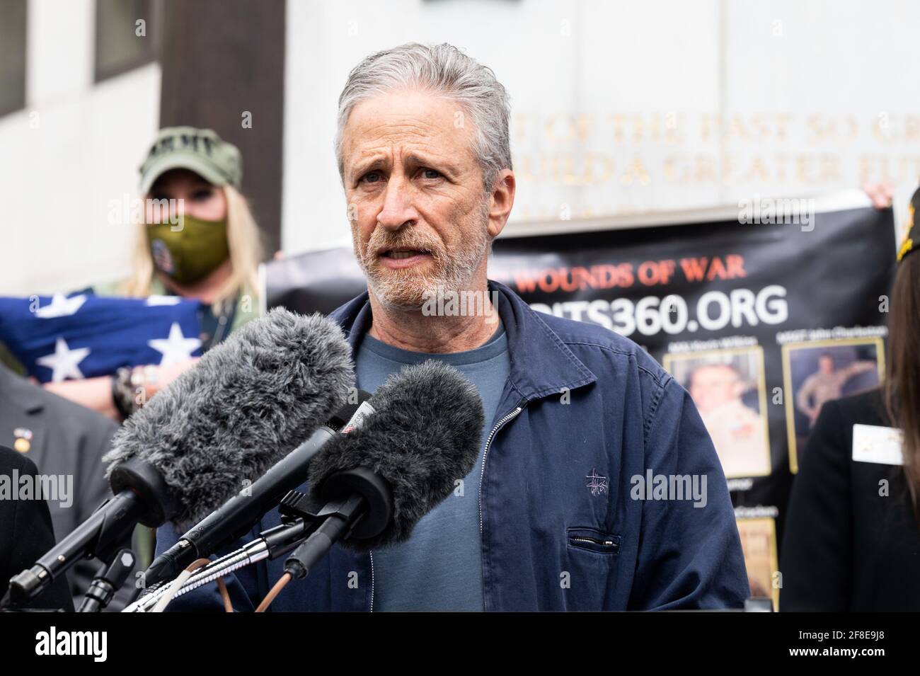 Jon Stewart parla ad una conferenza stampa circa l'introduzione dei benefici presunti per i combattenti di guerra esposti a Burn Pits e ad altre tossine Act nel Congresso. Foto Stock