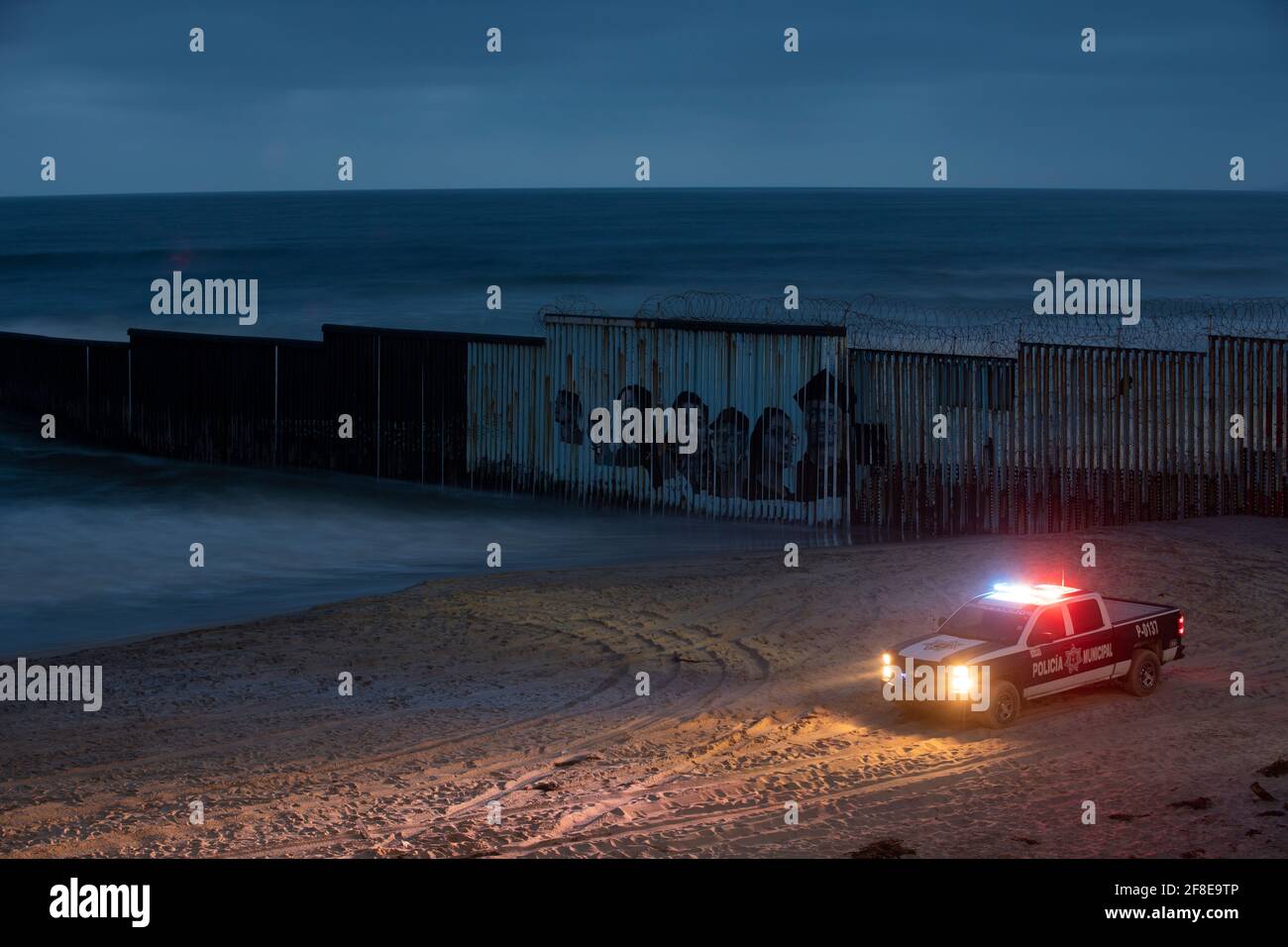 Tijuana, Baja California, Messico - 11 aprile 2021: Polizia Municipale messicana pattuglia le mura di confine USA e Messico. Foto Stock
