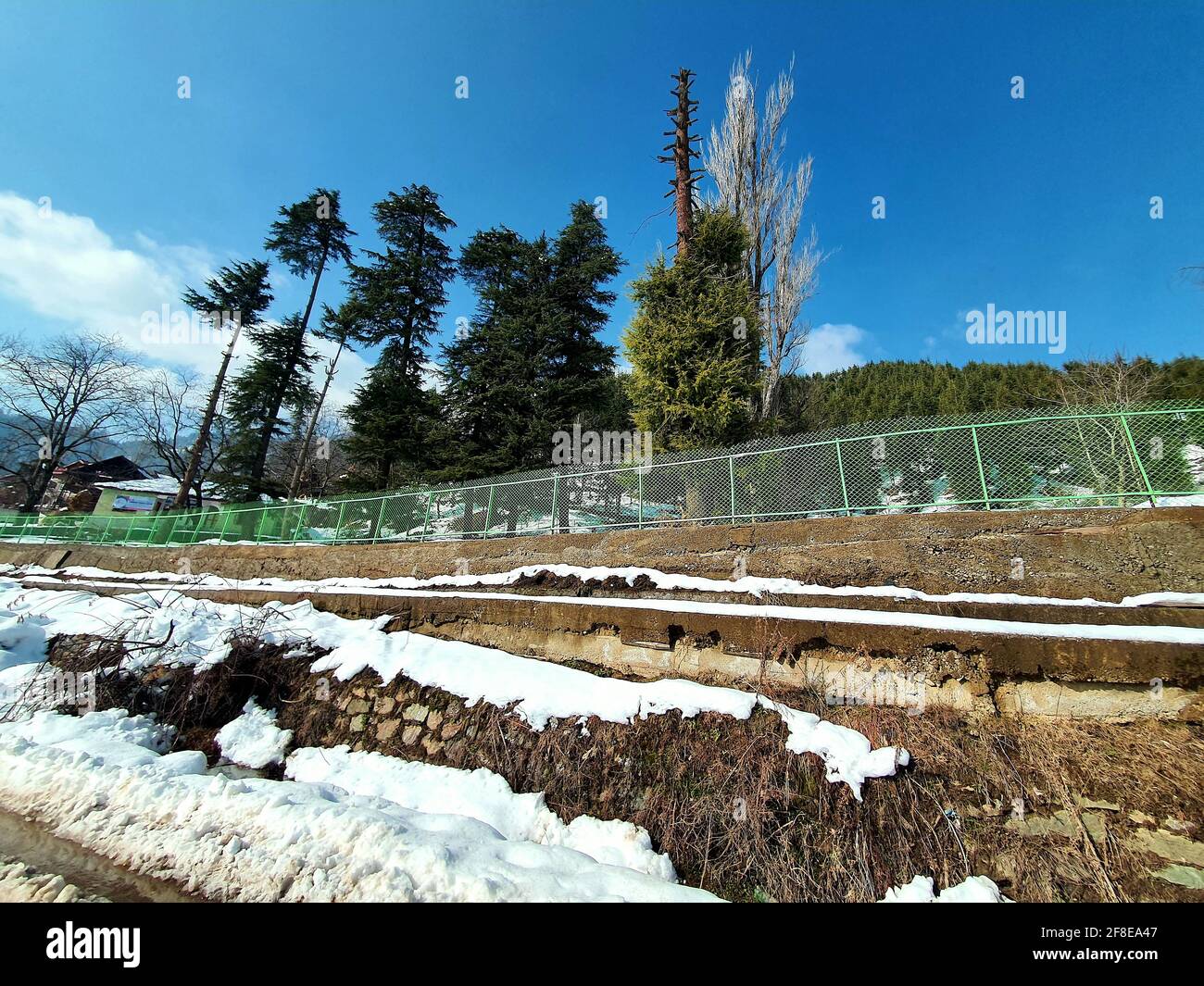 Vette innevate, cieli azzurri, montagne aride con fiumi tortuosi, il Kashmir è pittoresco. Bellezza scenografica. Foto Stock