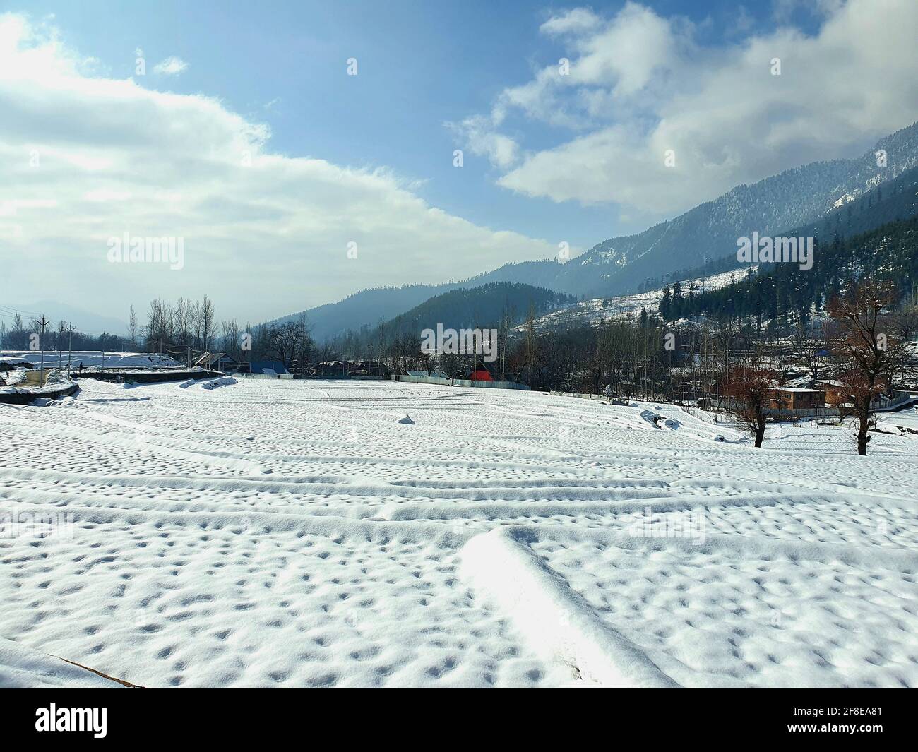 Vette innevate, cieli azzurri, montagne aride con fiumi tortuosi, il Kashmir è pittoresco. Bellezza scenografica. Foto Stock