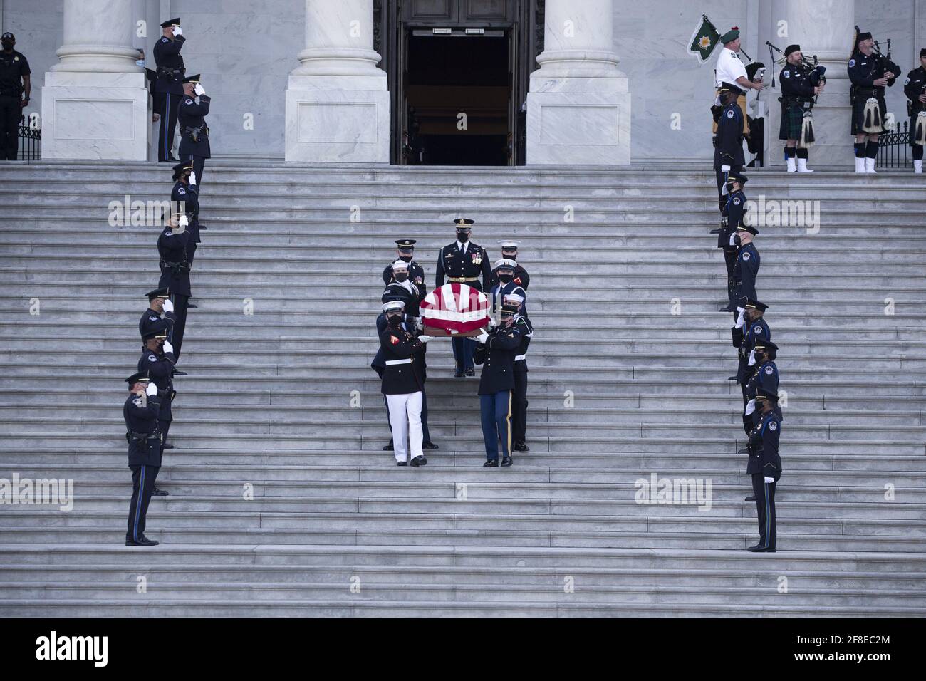 Washington, Stati Uniti. 13 Apr 2021. Il cazzo dell'ufficiale William Evans della polizia del Campidoglio degli Stati Uniti è portato da una guardia d'onore del servizio congiunto lungo i gradini del fronte est del Campidoglio degli Stati Uniti dopo essere stato in onore nella Capitol Rotunda, a Washington, DC il 13 aprile 2021. Una 'tributa e la cerimonia di menzogna in onore' si è svolta per l'ufficiale Evans, che è stato ucciso e un altro ufficiale ferito nella linea di servizio quando un sospetto ha fatto scalzare un veicolo all'entrata nord del Campidoglio lo scorso aprile. Foto in piscina di Michael Reynolds/UPI Credit: UPI/Alamy Live News Foto Stock
