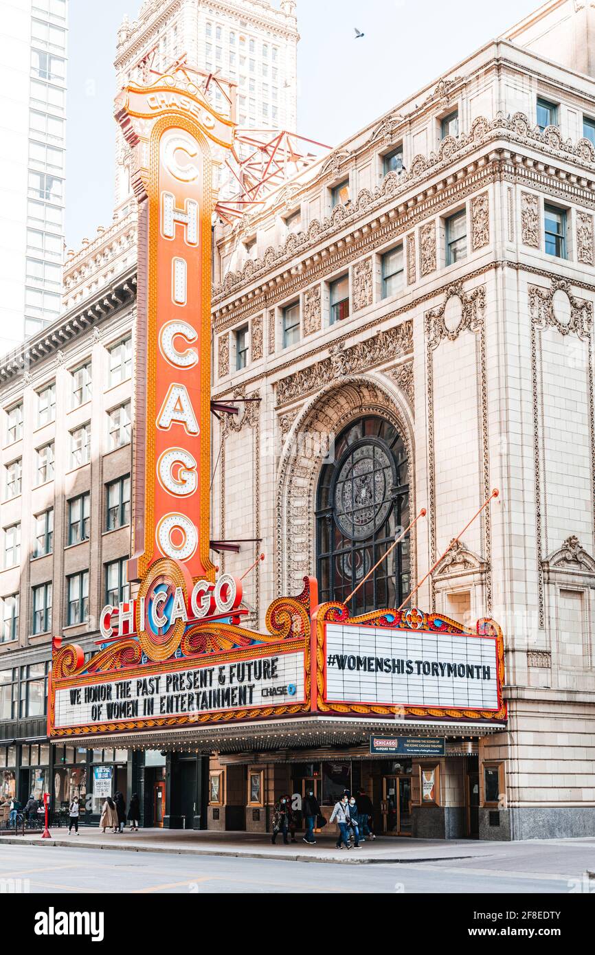 Chicago, Illinois - 13 Marzo 2021: Immagine esterna del famoso Chicago Theatre durante la Pandemica COVID-19. Foto Stock