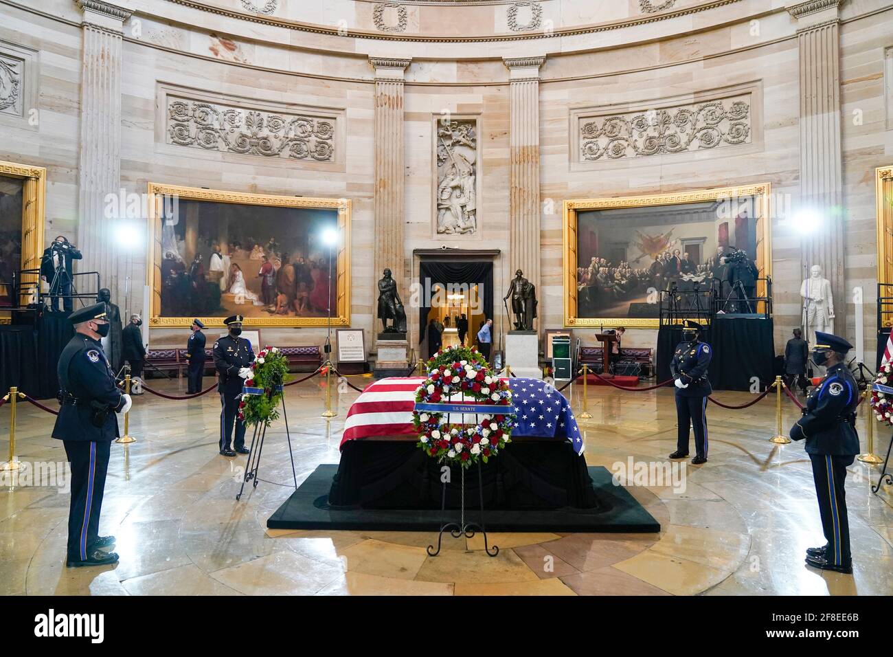Washington, Stati Uniti d'America. 13 Apr 2021. Una guardia d'onore della polizia del Campidoglio degli Stati Uniti circonda il casket di ufficiale della polizia del Campidoglio degli Stati Uniti William "Billy" Evans mentre si trova in onore al Campidoglio a Washington, martedì 13 aprile 2021.Credit: Jacquelyn Martin/Pool via CNP | Usage Worldwide Credit: dpa/Alamy Live News Foto Stock