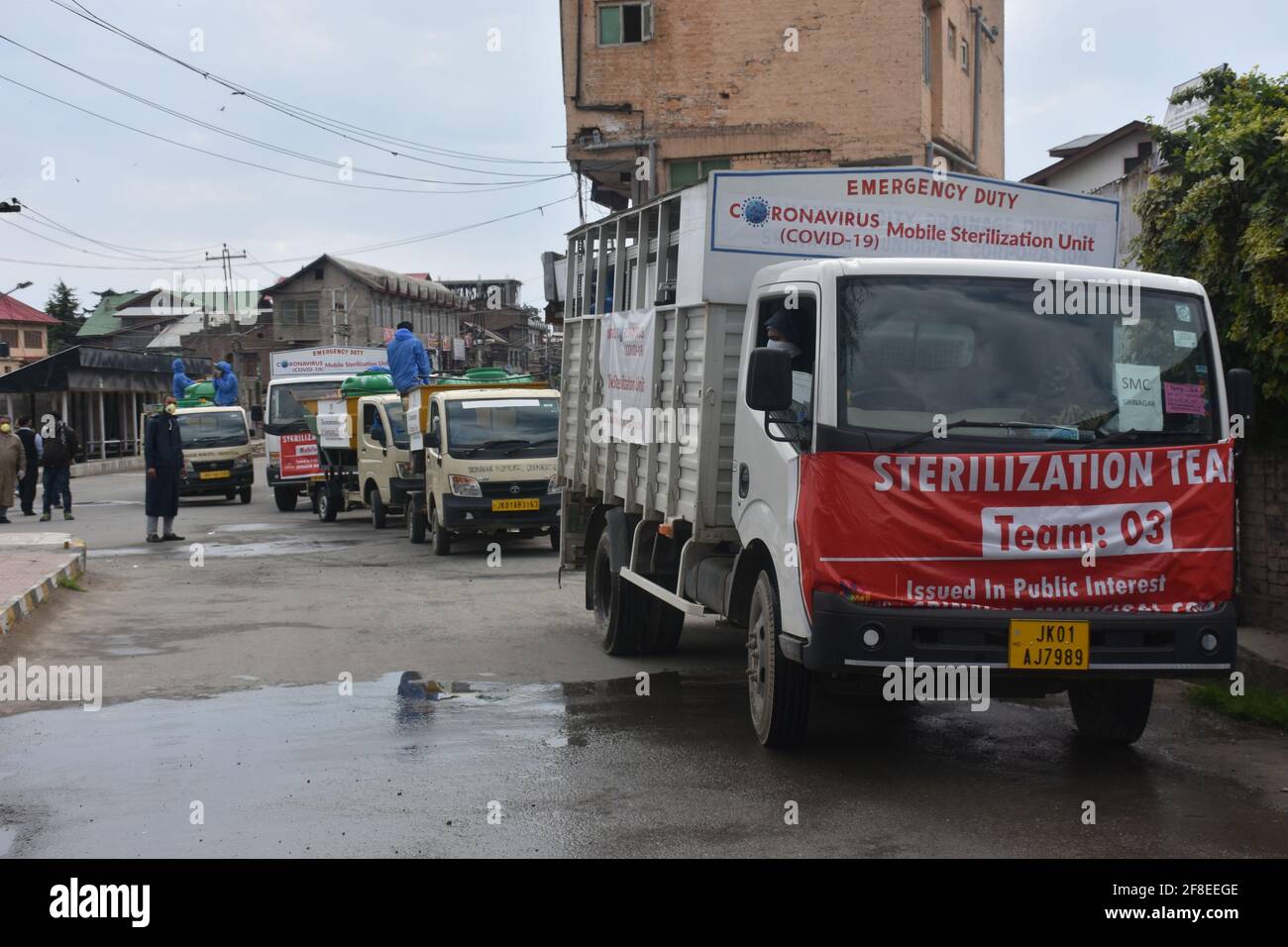 Srinagar, Jammu e kashmir India 07 agosto 2020. I veicoli di camion stanno sanitizzando i farmaci di fumigazione e di disinfezione a spruzzo in città da covid-19 worke Foto Stock