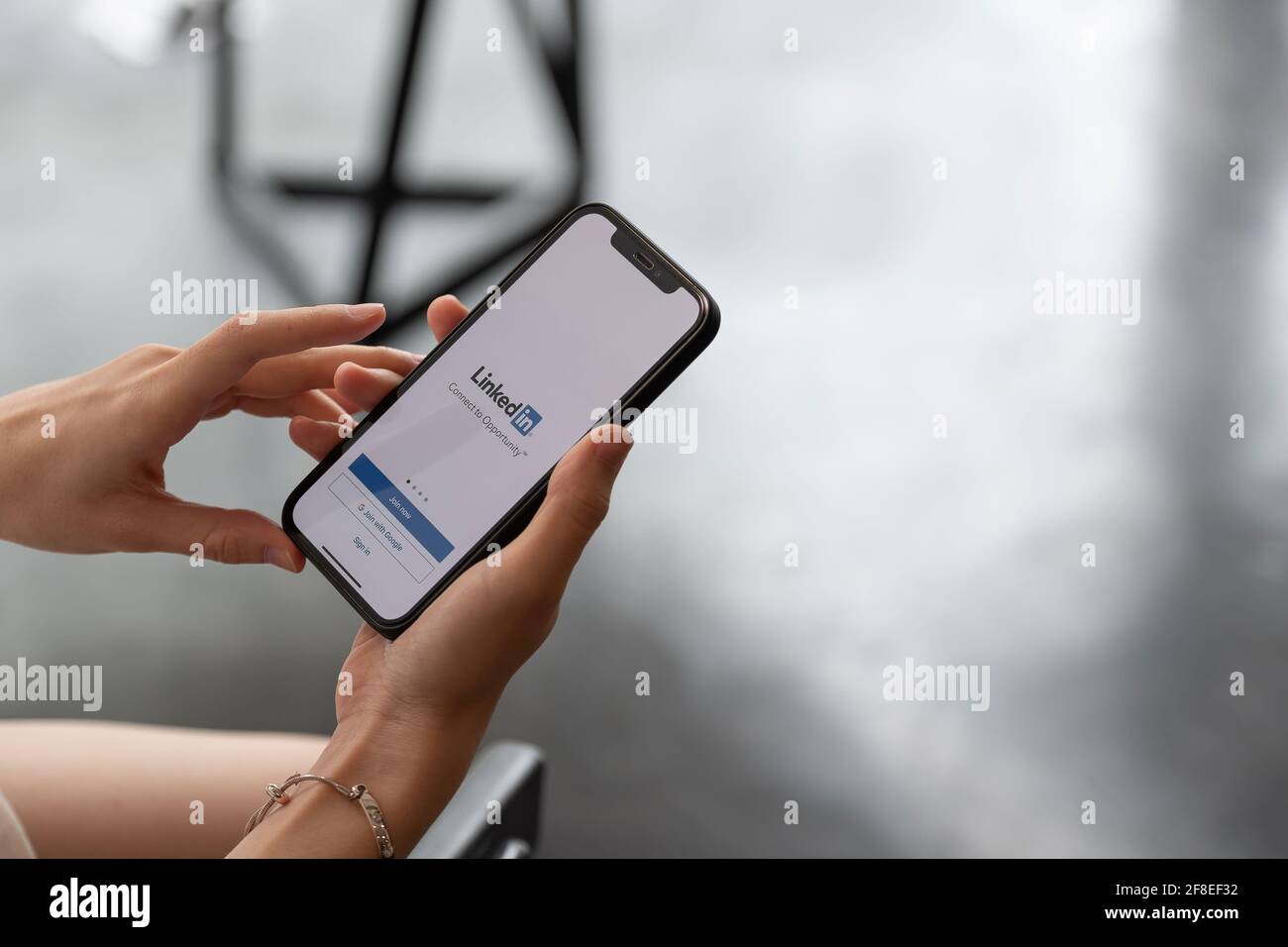 CHIANG mai, THAILANDIA - Apr 4, 2021: IPhone 12 con l'applicazione LinkedIn sullo schermo. LinkedIn è un servizio di social networking orientato alle aziende Foto Stock