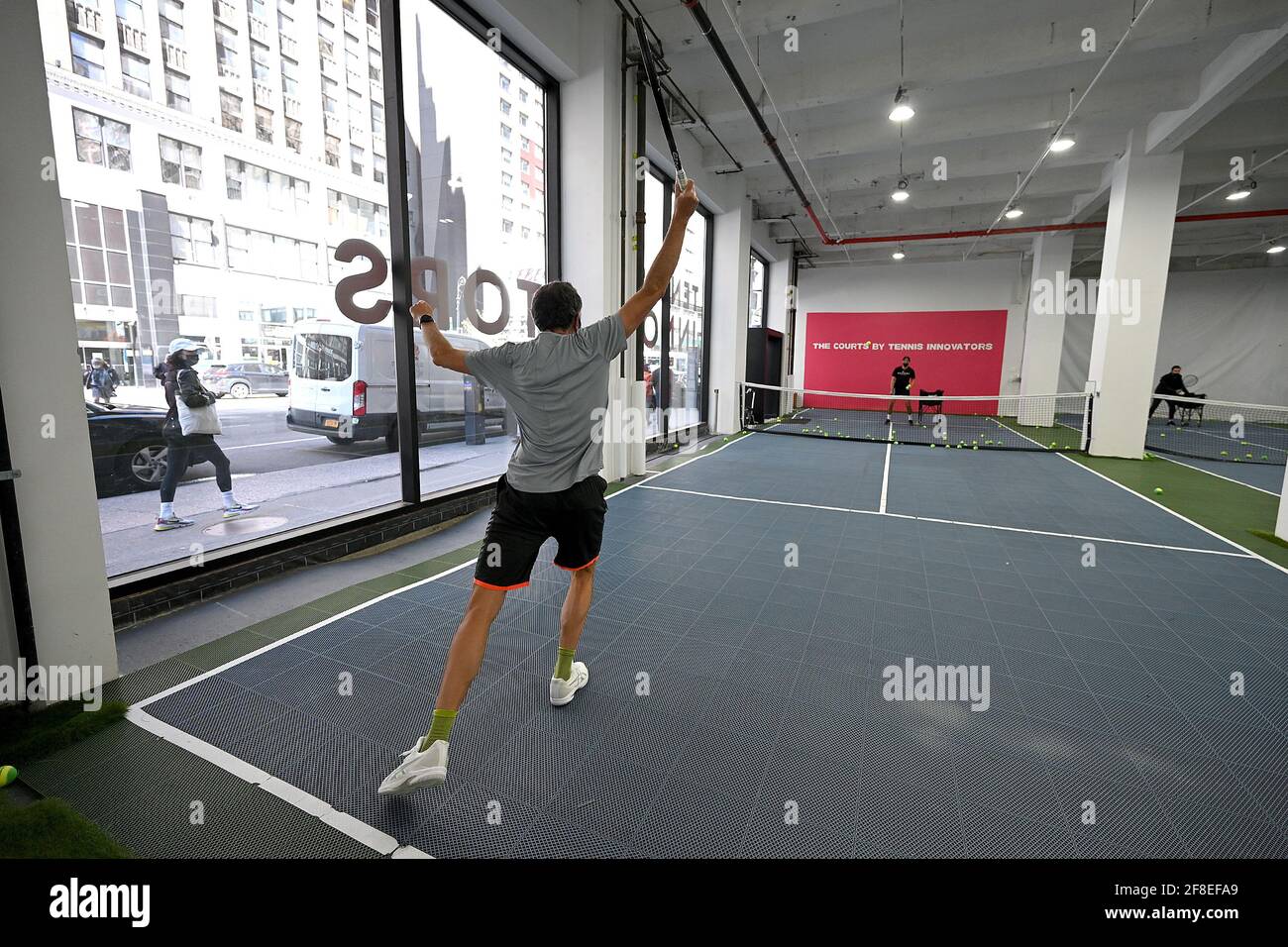 Philip Hinder (maglia grigia) partecipa a una lezione di tennis di gruppo presso i campi Tennis Innovator situati sulla 8th Avenue nel Midtown Manhattan, New York, NY, 13 aprile 2021. Dotato di un sistema di ventilazione ad aria anti-IONE/virus UV, la struttura di 8,000 metri quadrati offre 4 campi da tennis modificati con lezioni di tennis disponibili per adulti e bambini; un "movimento Innovators!" il programma offre ai bambini il tempo di giocare a diversi tipi di giochi di palla, tra cui pallacanestro, ping pong e tennis, centrati sullo sviluppo di forza e coordinazione. (Foto di Anthony Behar/Sipa USA) Foto Stock