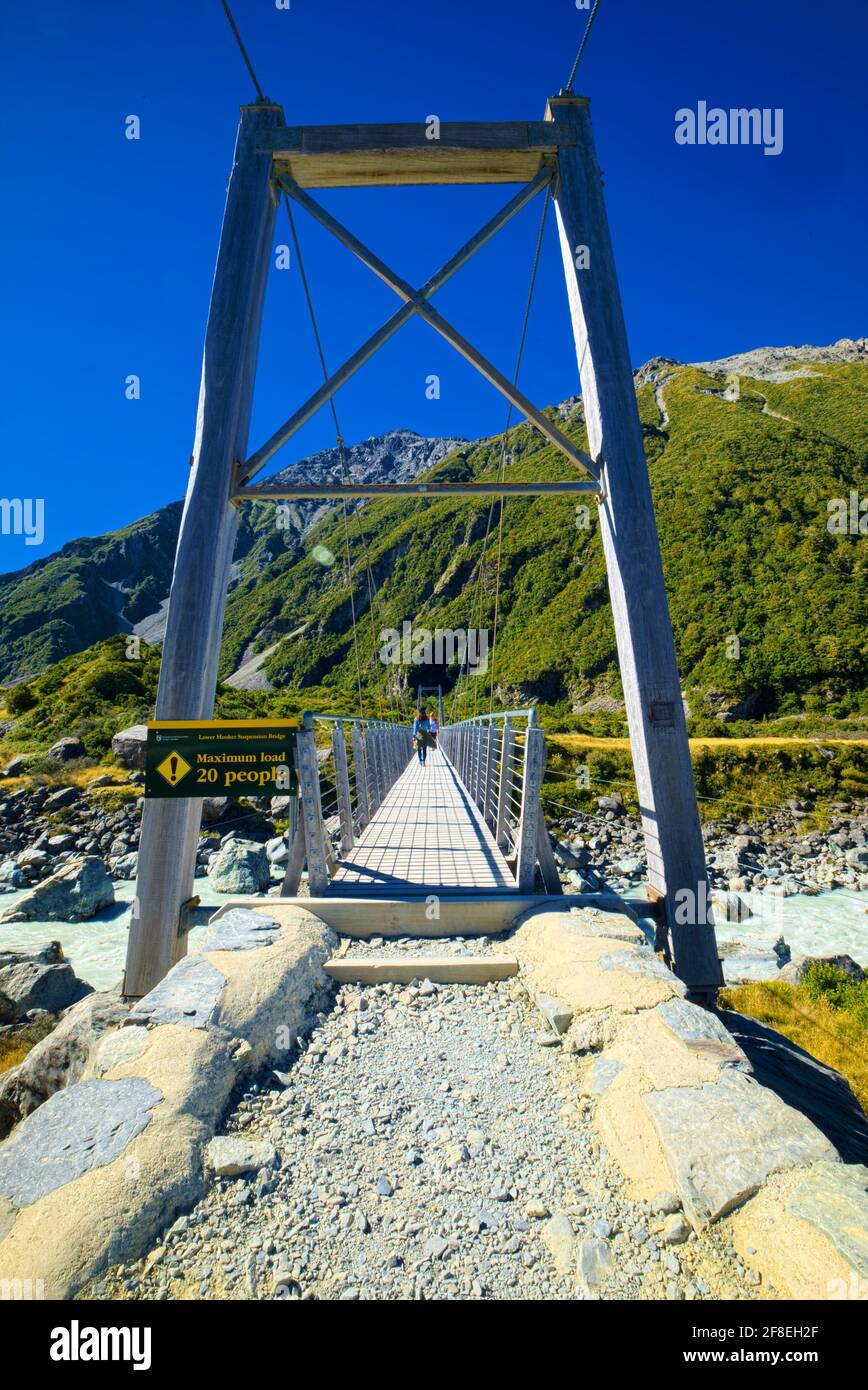 La pista di Hooker Valley è per lo più piatta e ben formata, ma alcune sezioni sono rocciose o fangose, e ci sono tre ponti oscillanti da attraversare. Sia preparato Foto Stock